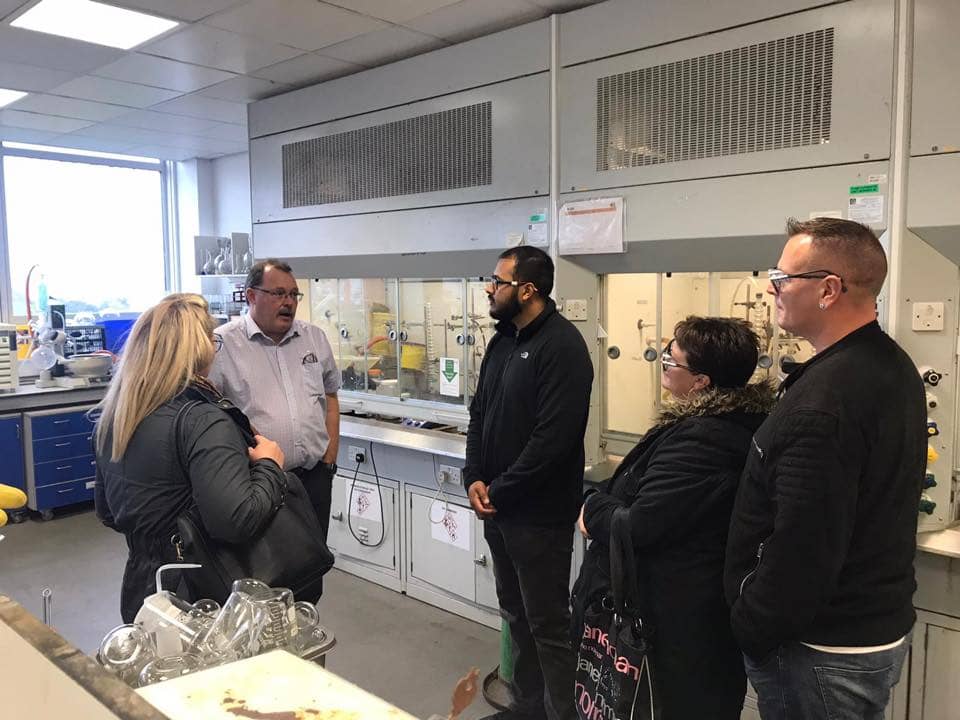 Kidscan-Childrens-Cancer-Research-London-Marathon-runner-Kelvin-Wood-visits-our-labs-1