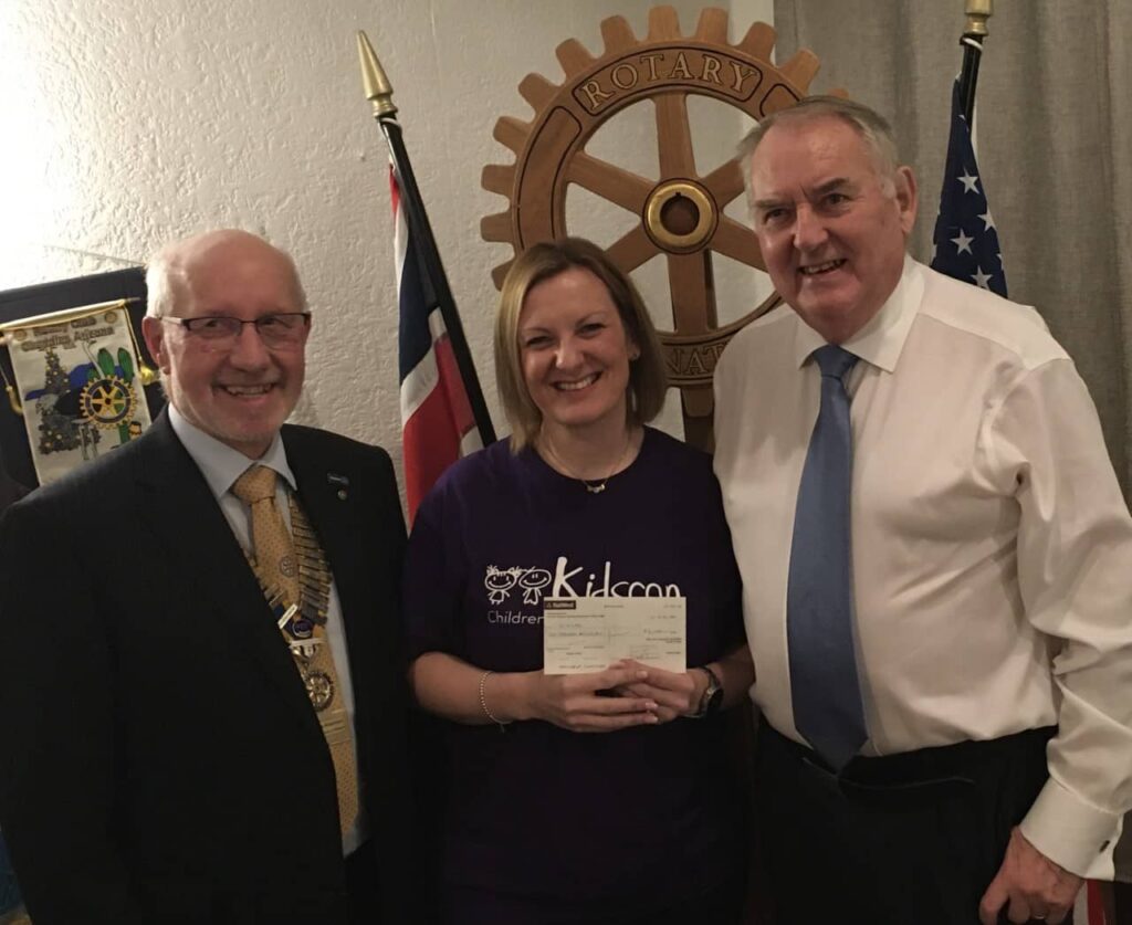Rotary-of-Glossop-Cheaque-Kidscan-Childrens-Cancer-Research