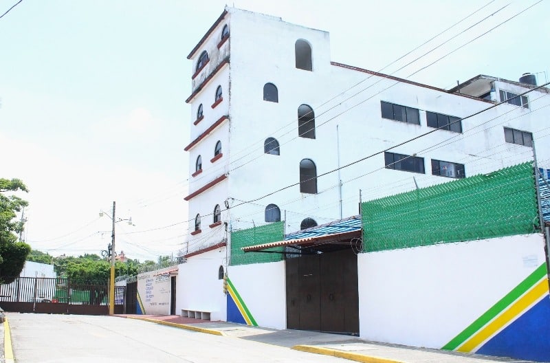 Colegio brisas fachada usan tecnología educativa luca 1