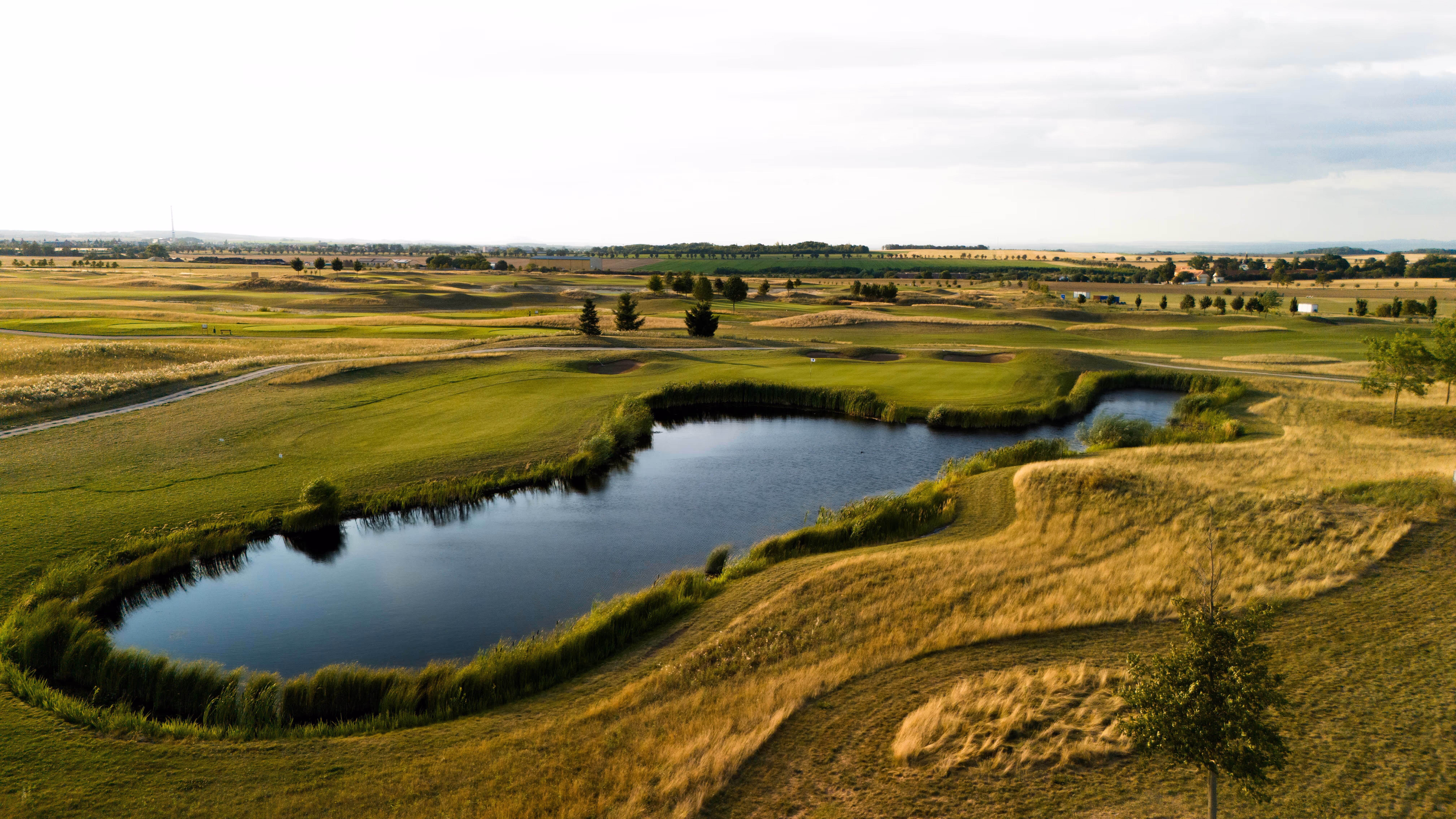 pohled z drona na golfové hřiště