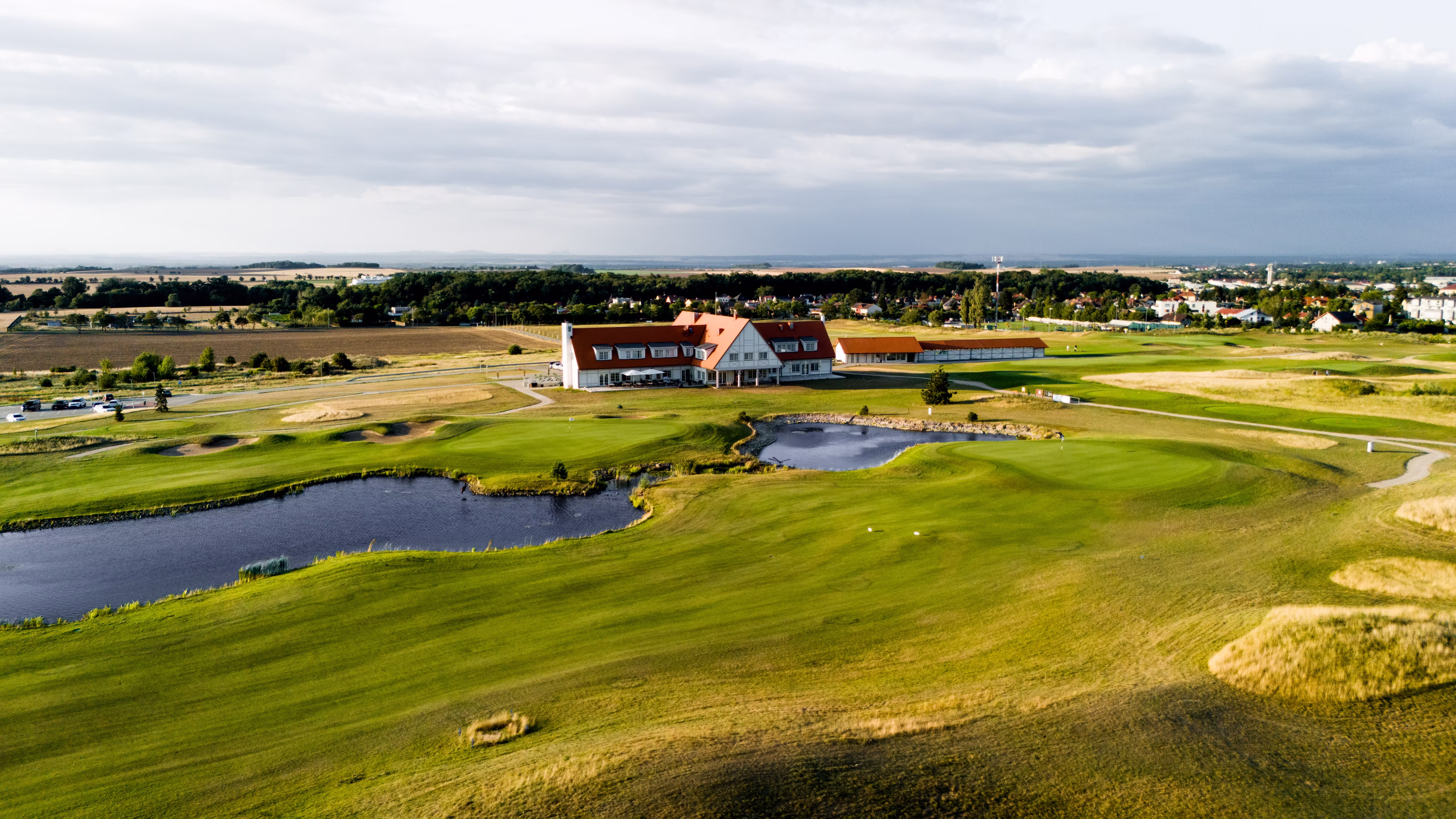 pohled z drona na budovu