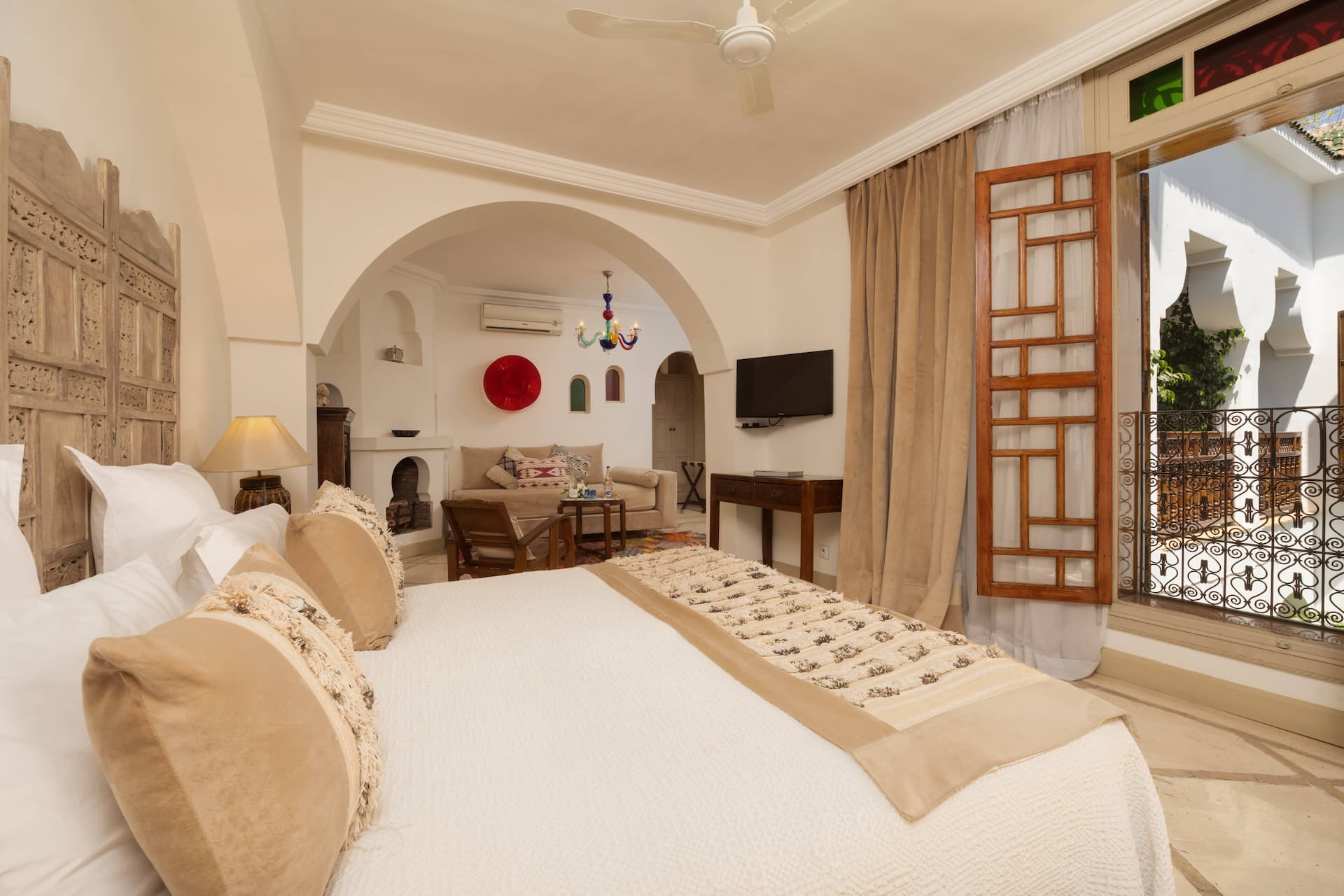 Suite supérieure du Riad Alma à Marrakech avec décoration marocaine raffinée