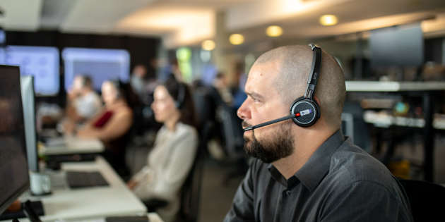 Ein Mitarbeiter mit Headset telefoniert konzentriert