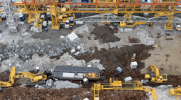 Vogelperspektive auf eine Baustelle und Baustellenmaschinen.