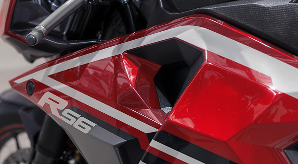 Nahaufnahme eines roten Motorrads mit der Aufschrift R56.