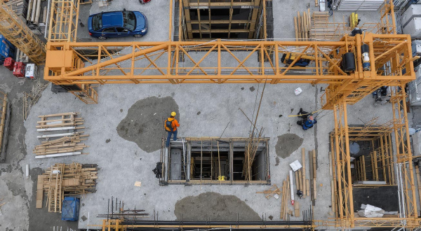 Luftaufnahme einer Baustelle mit Baumaschinen.