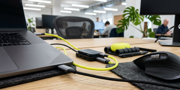 Bild von einem Laptop mit neonfarbenem Zubehör.