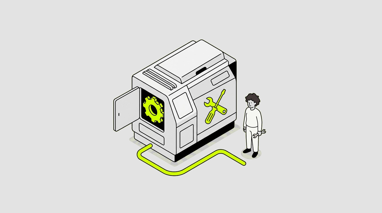 Laptop, Desktop-PC, Tastatur und Maus auf grauem Tisch vor leuchtend gelbem Hintergrund.