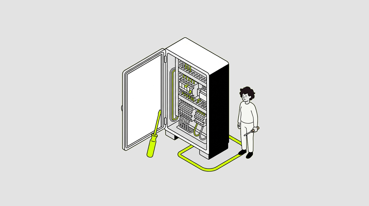 Laptop, Desktop-PC, Tastatur und Maus auf grauem Tisch vor leuchtend gelbem Hintergrund.