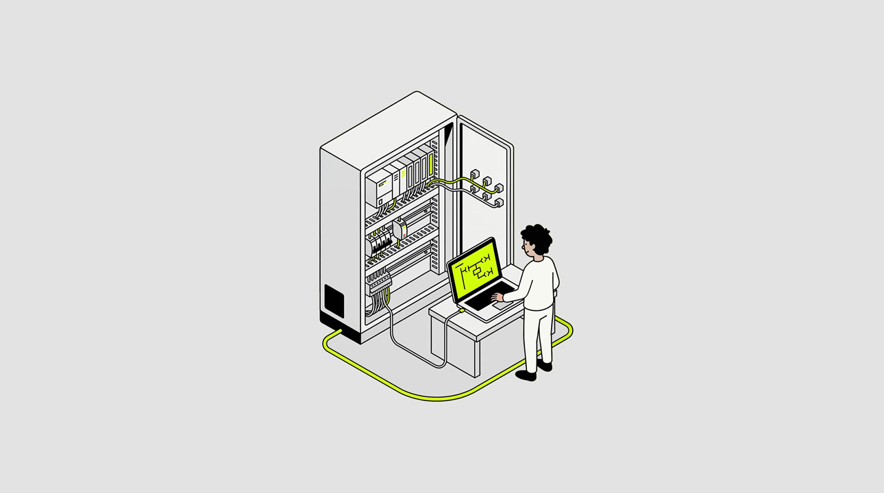 Laptop, Desktop-PC, Tastatur und Maus auf grauem Tisch vor leuchtend gelbem Hintergrund.
