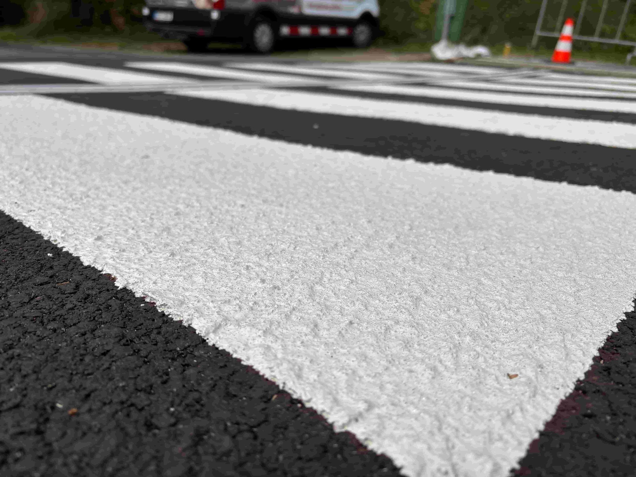 Vodorovné dopravné značenie odolá intenzívnej premávke a teplotným zmenám