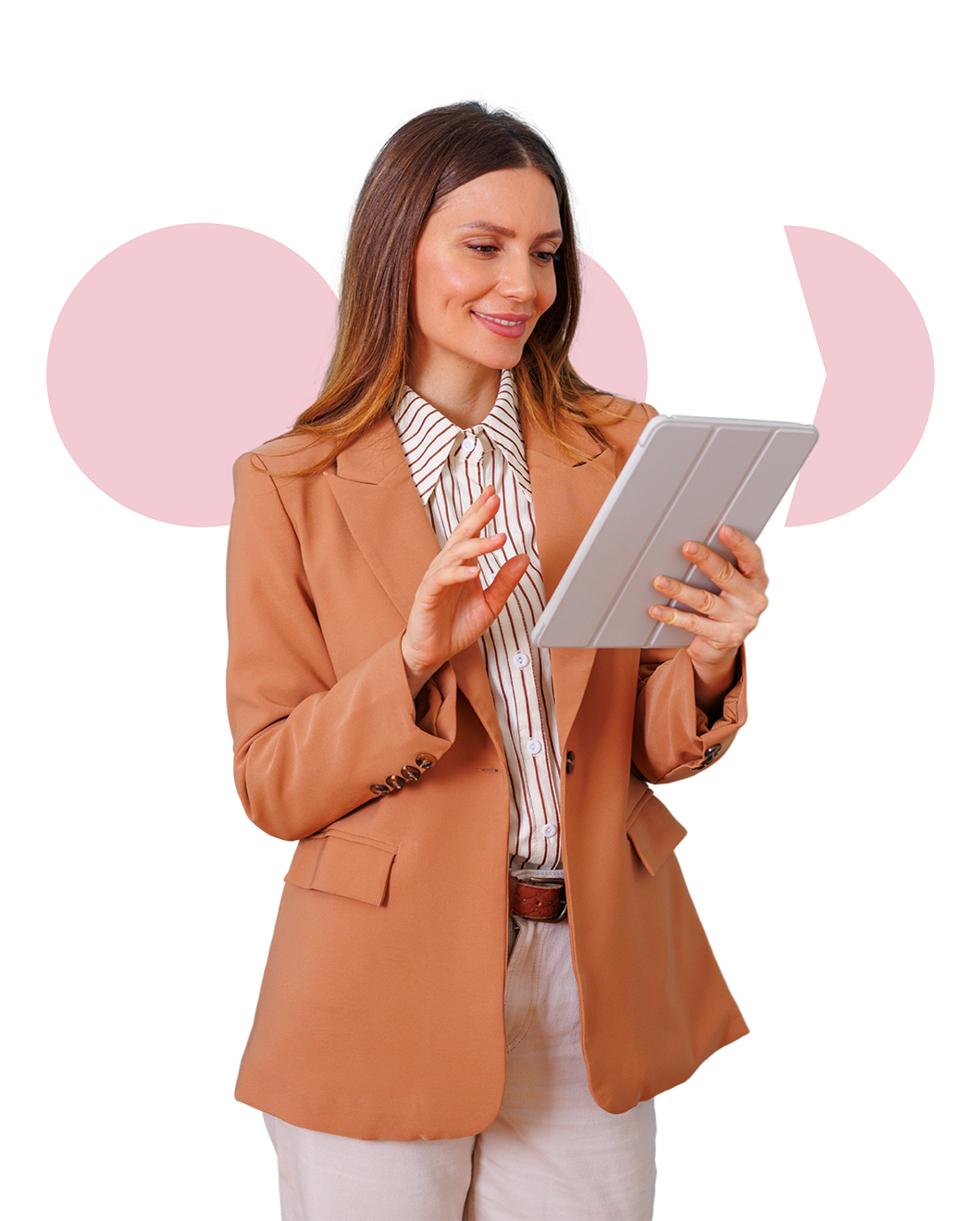 Frau mit brauner Jacke und gestreifter Bluse hält Tablet und benutzt es lächelnd.