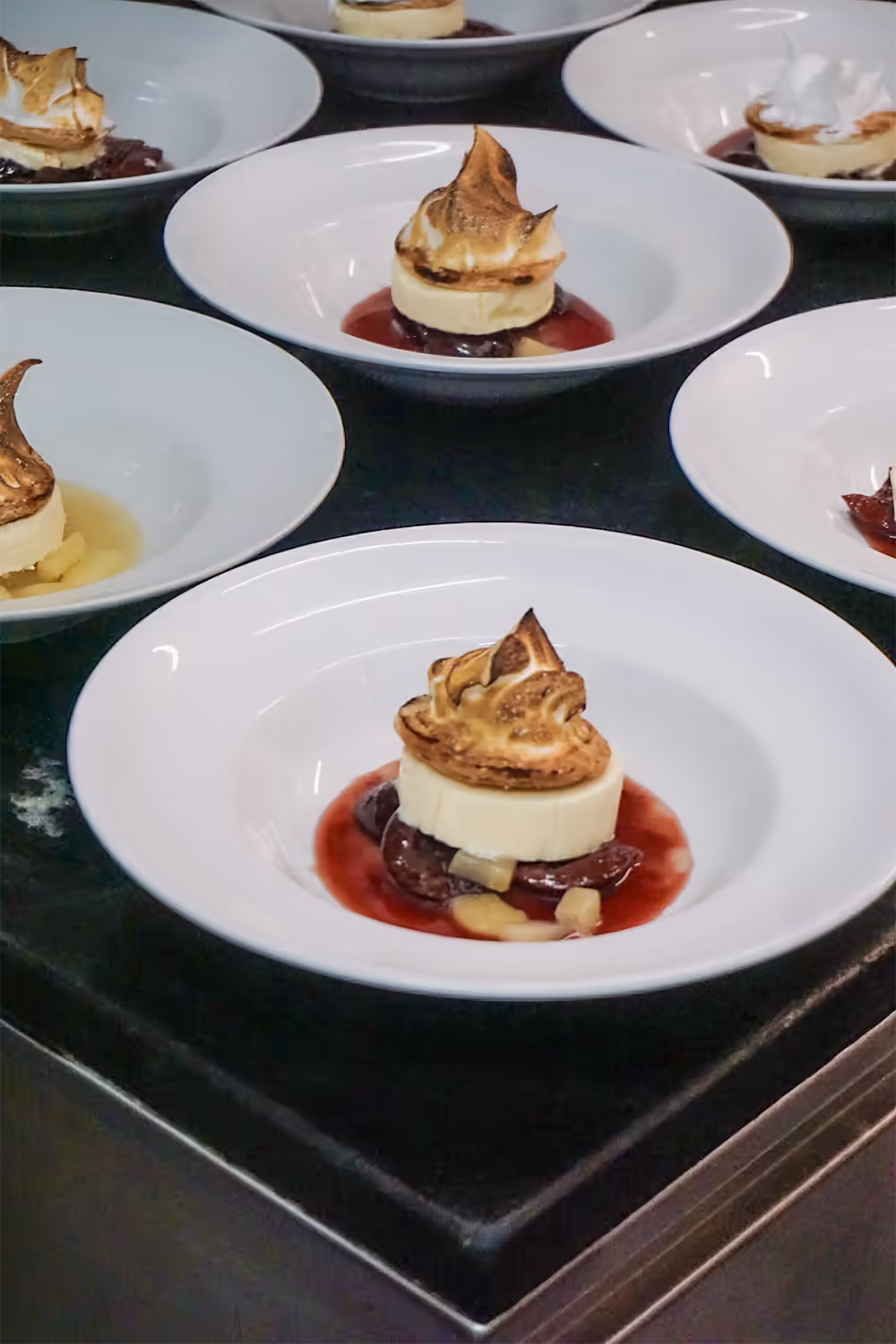 Reihe Dessertteller mit Blätterteig und Fruchtsauce