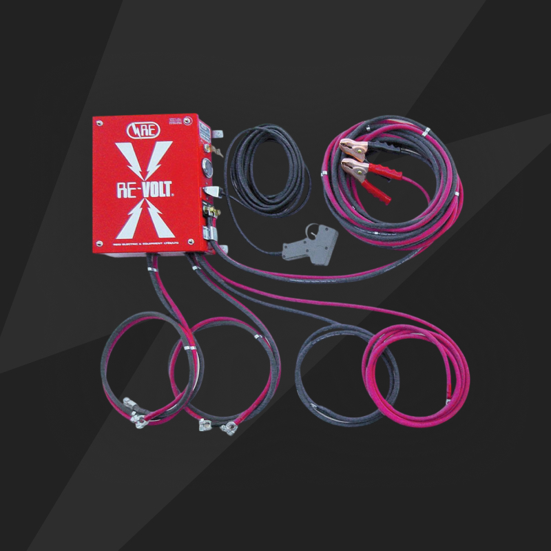 Chargeur RE-VOLT rouge avec câbles noirs et rouges pour équipement électrique.