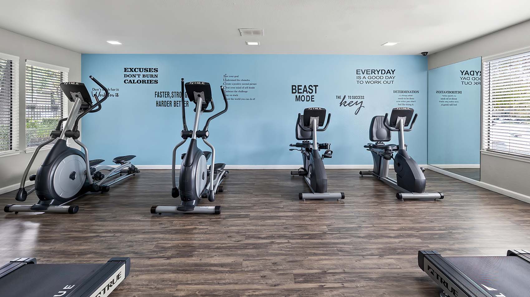Fitness center with cardo and Oak Park Apartments