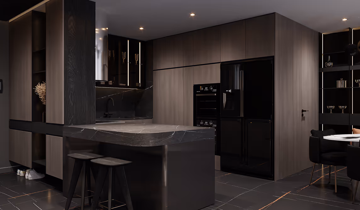 Сучасна кухня в темних кольорах з мармуровою стільницею, двома барними стільцями, вбудованими чорними побутовими приладами і відкритими полицями.