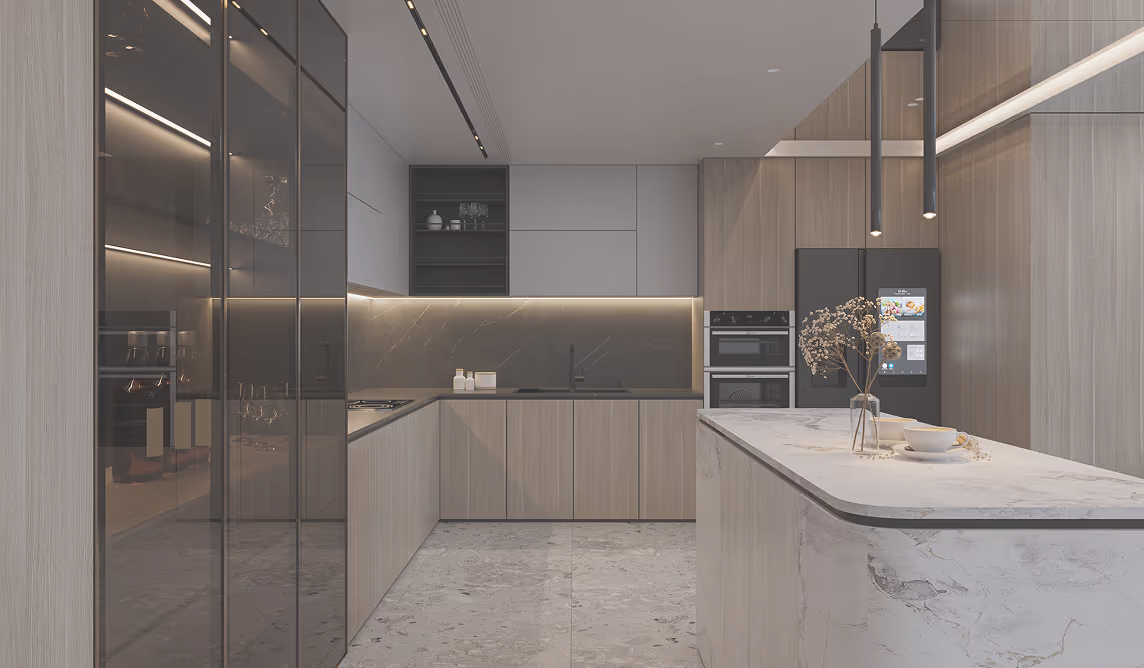 Сучасна кухня з дерев'яними шафами, мармуровою стільницею на кухонному острові та чорними побутовими приладами.