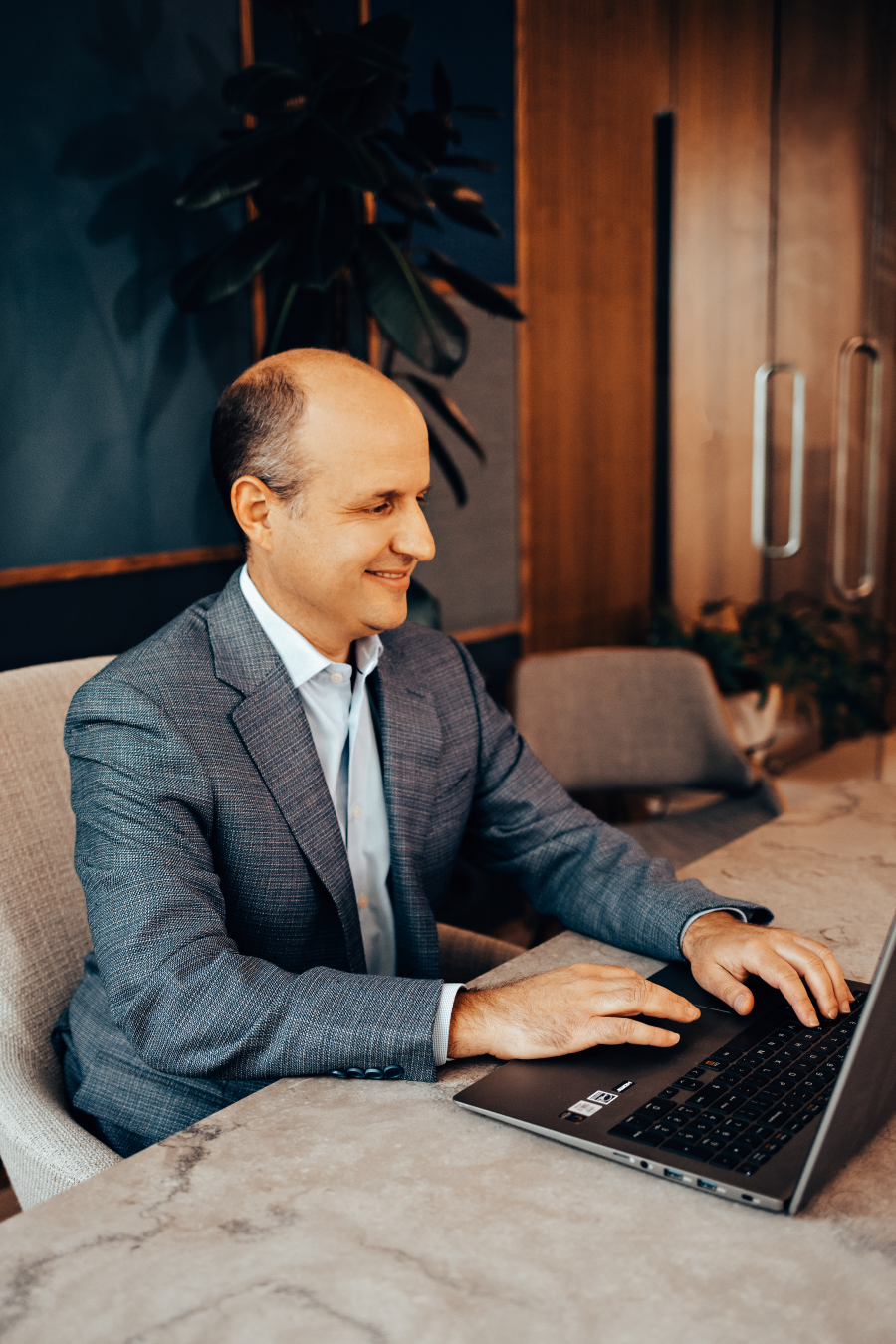 Resilient Investments to Combat Uncertainty 