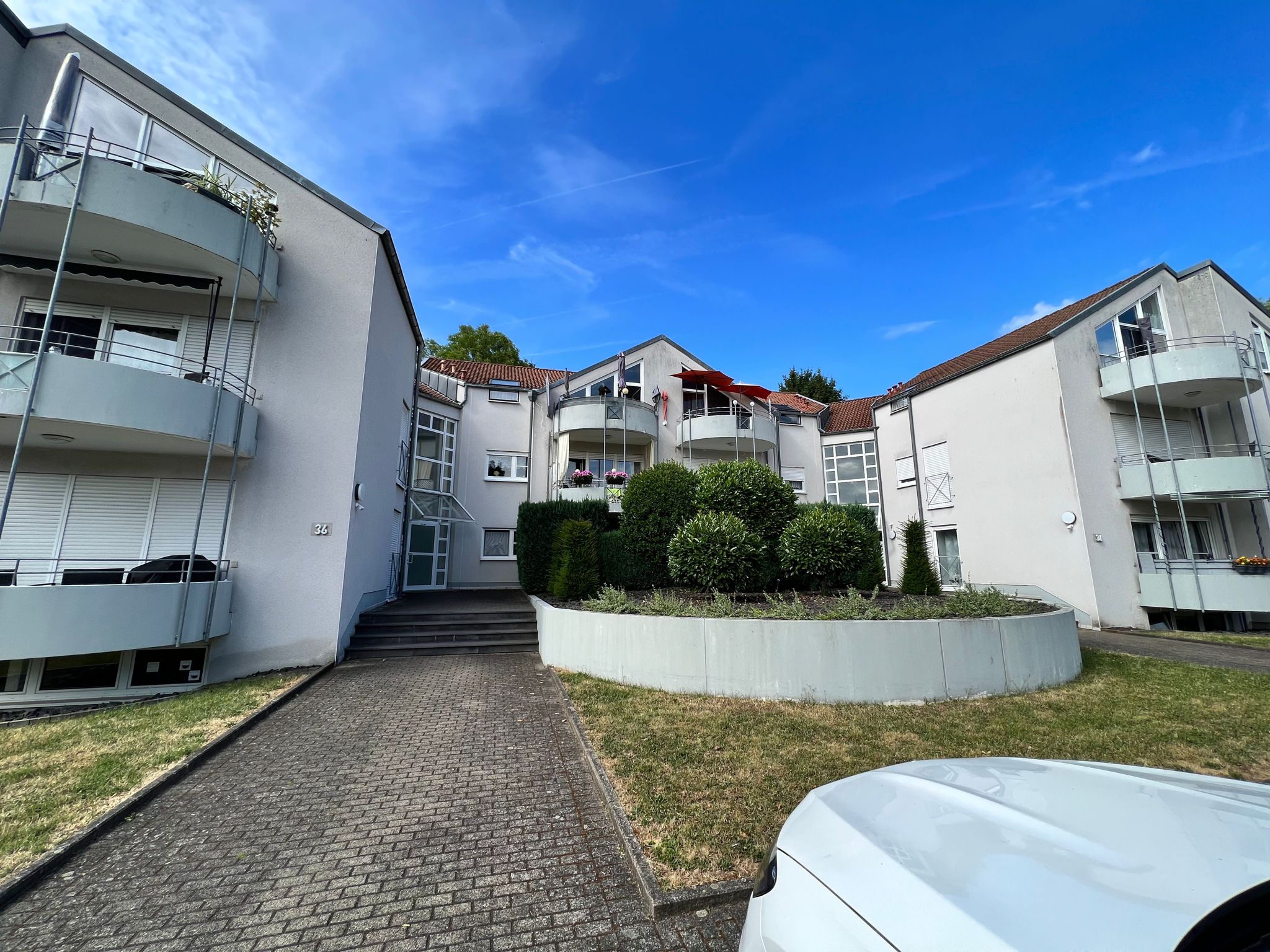 Mehrfamilienhaus Höhr-Grenzhausen — Außenansicht der modernen Wohnanlage