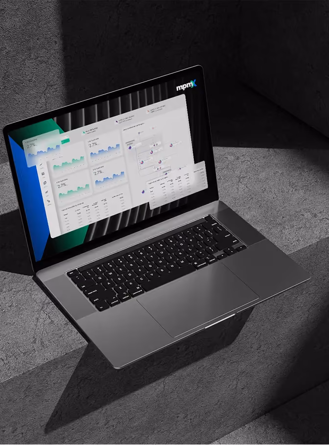Aufgeklappter Laptop auf Betonstufen zeigt ein Dashboard mit Datendiagrammen und dem mpmX-Logo.