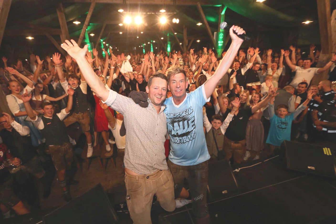 Mallorca Party im Erhartinger Festzelt, zwei Entertainer posieren vor dem Publikum