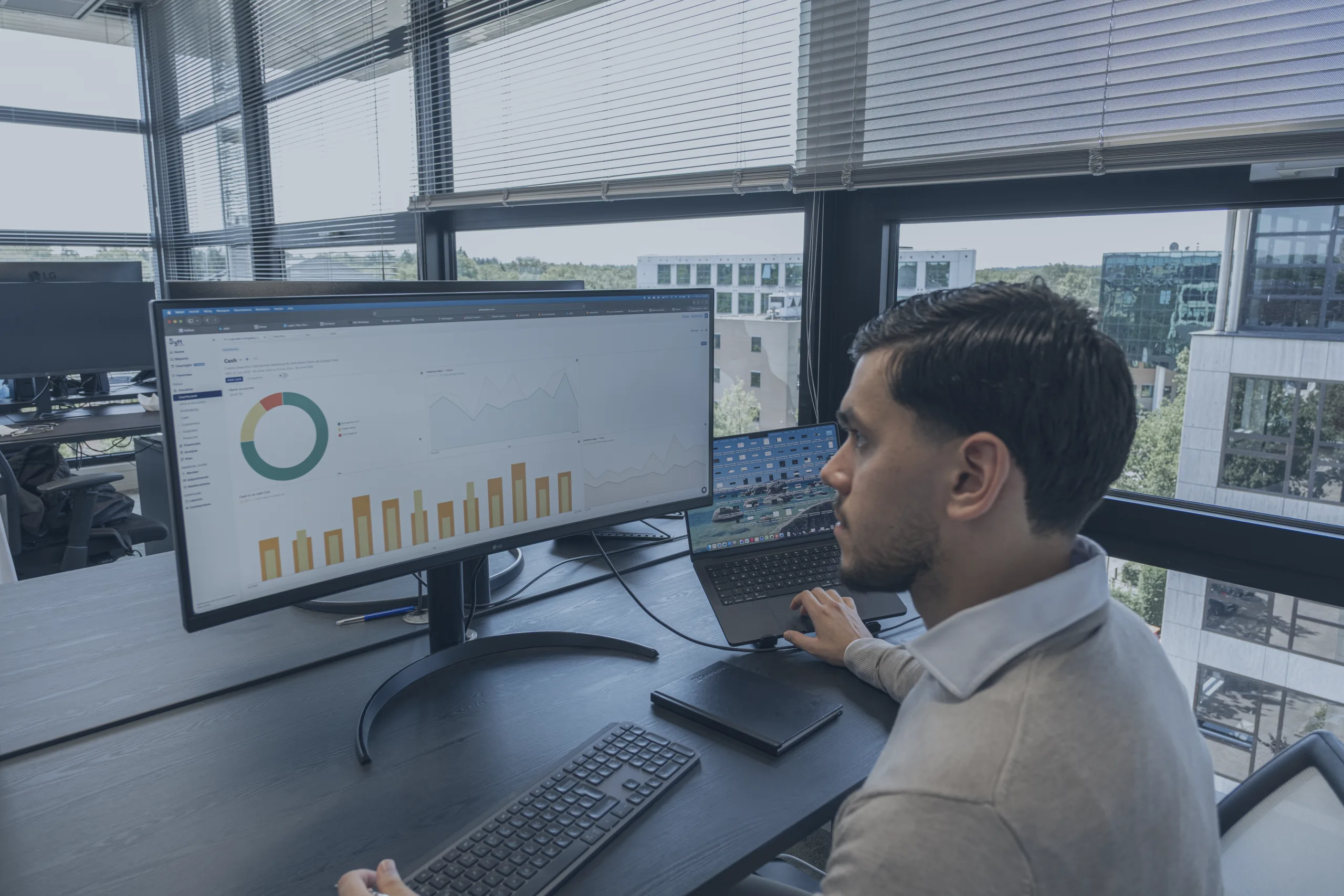 Adviseur van Suits Finance bekijkt financiële cijfers op een dashboard