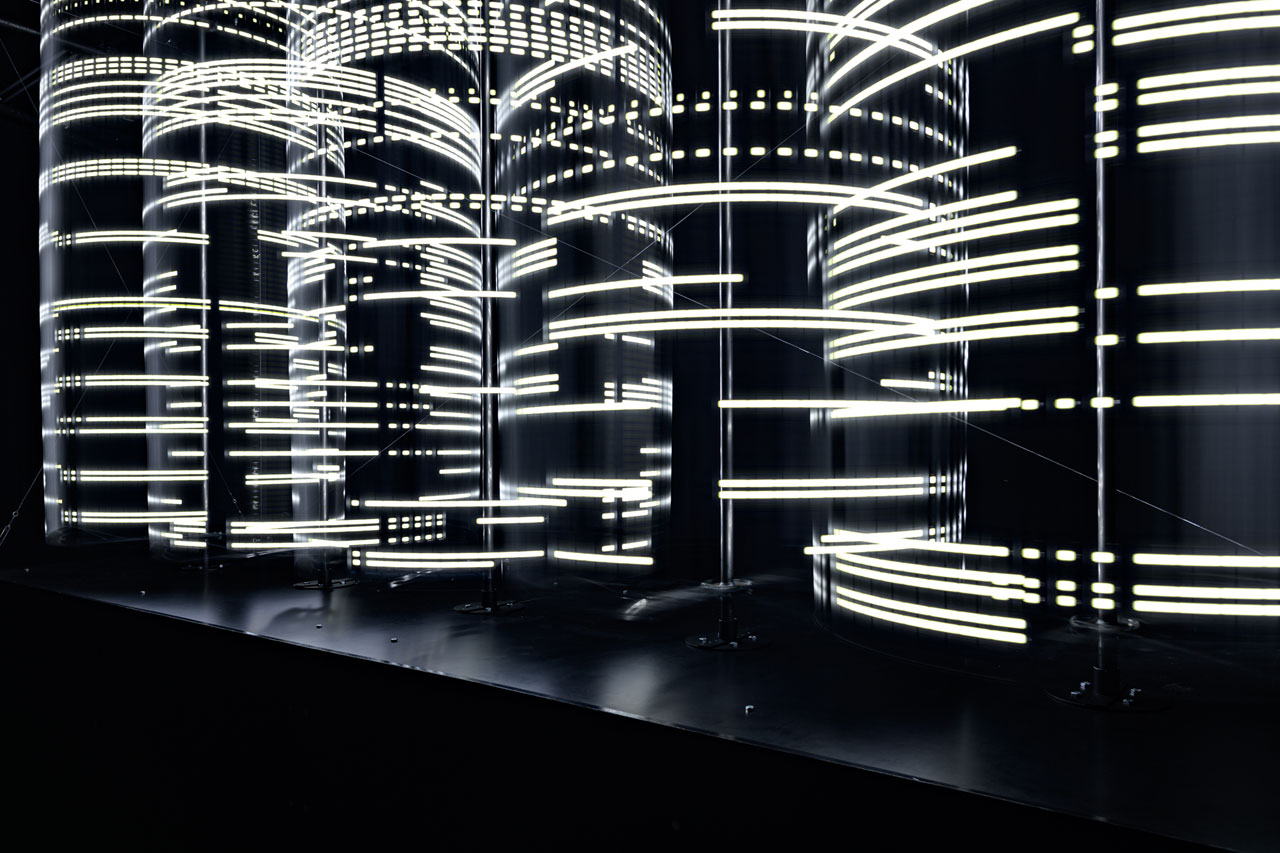 Kinetische Installation von Joris Strijbos – Maschinen und Algorithmen erzeugen Licht- und Klangchoreografien