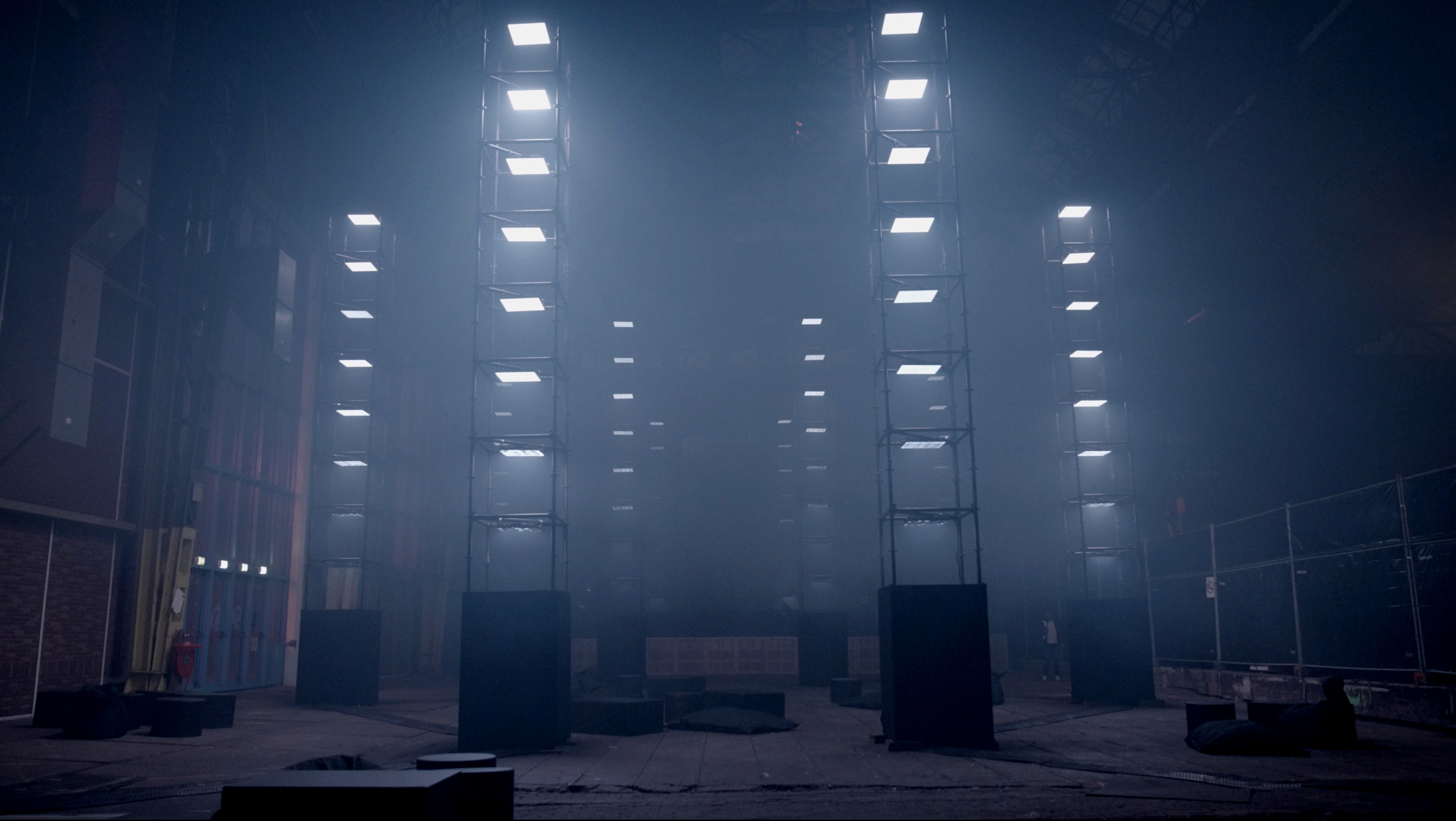 Lichtinstallation von Boris Acket – blaue Lichtstrukturen in einem dunklen Raum