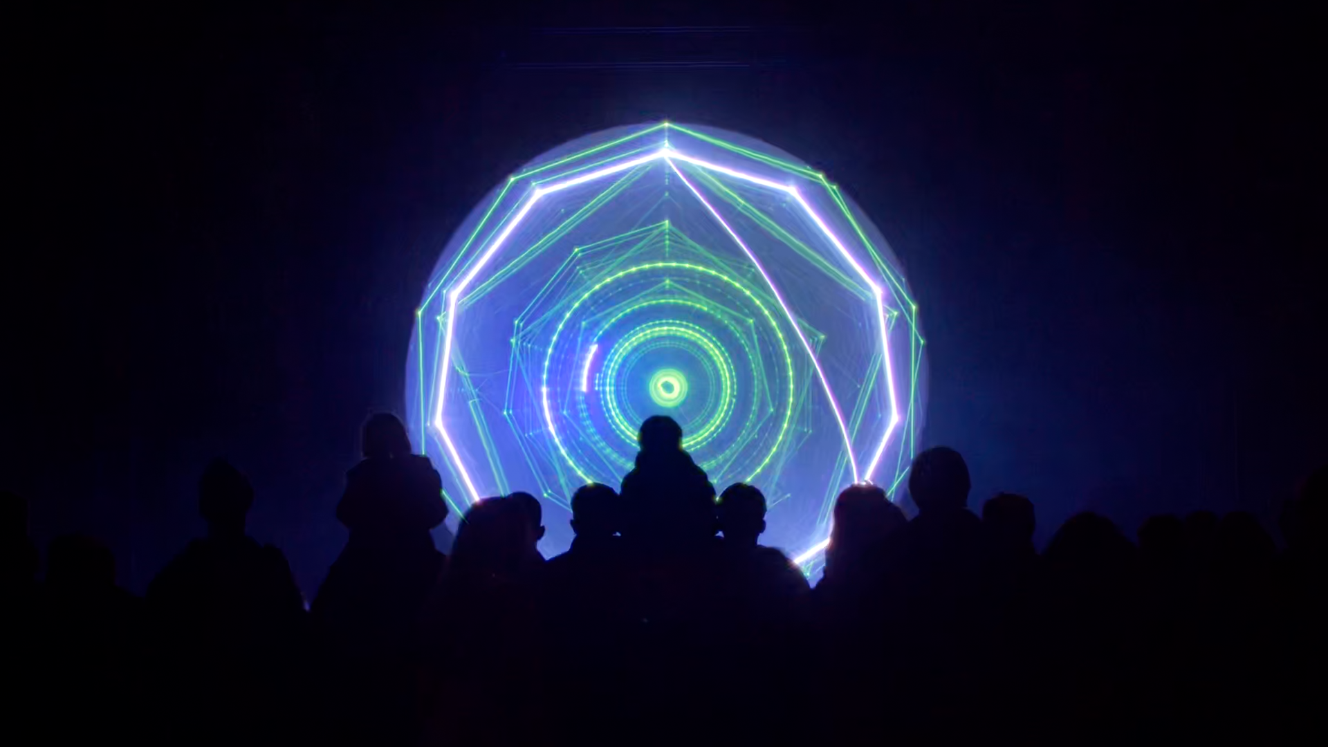Lichtinstallation von Cristian Rizzuti – UV-Laser trifft auf phosphoreszente Pigmente
