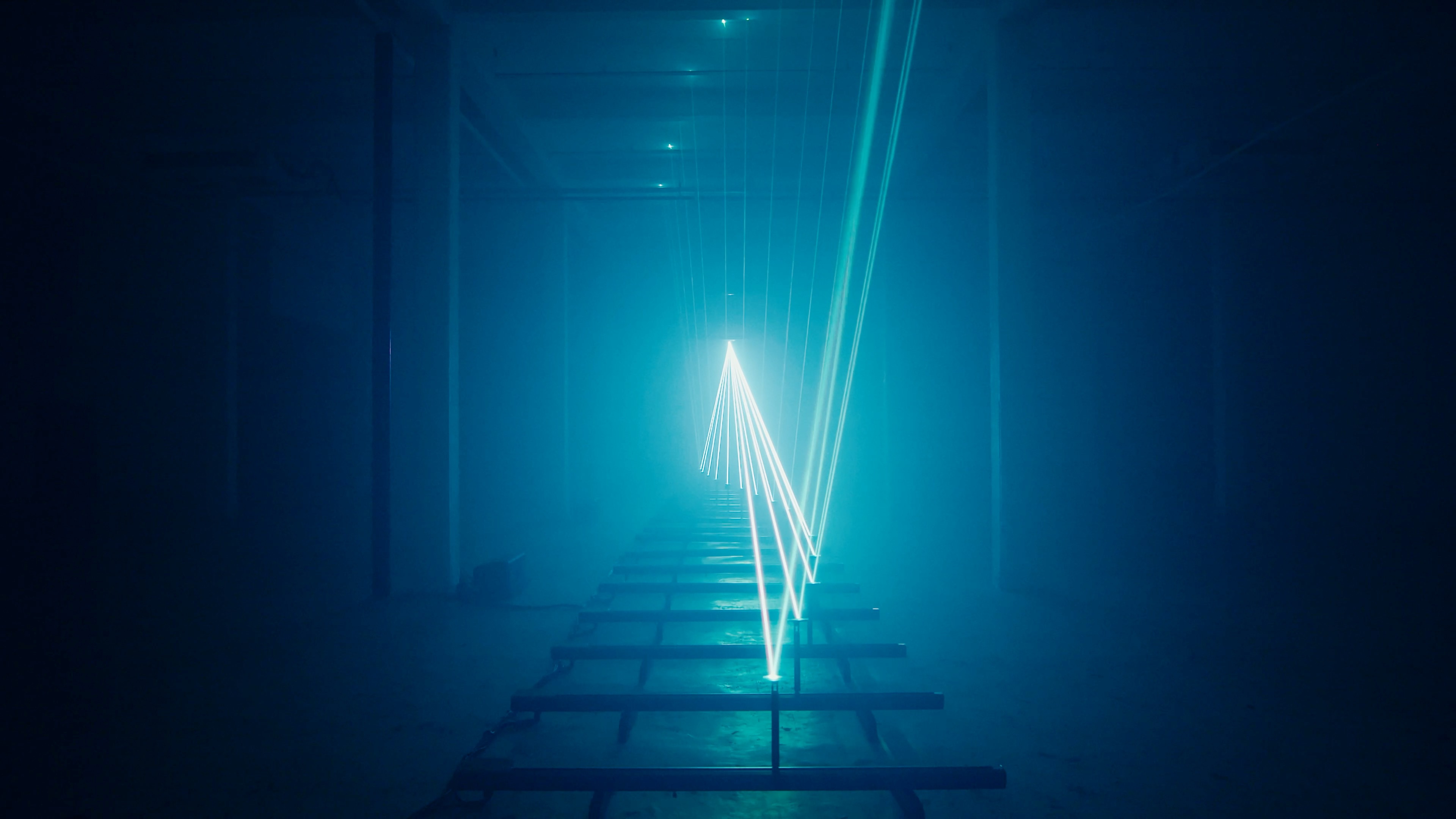 Installation von Lumus Instruments – industrielle Lichtstrukturen in einem dunklen Raum