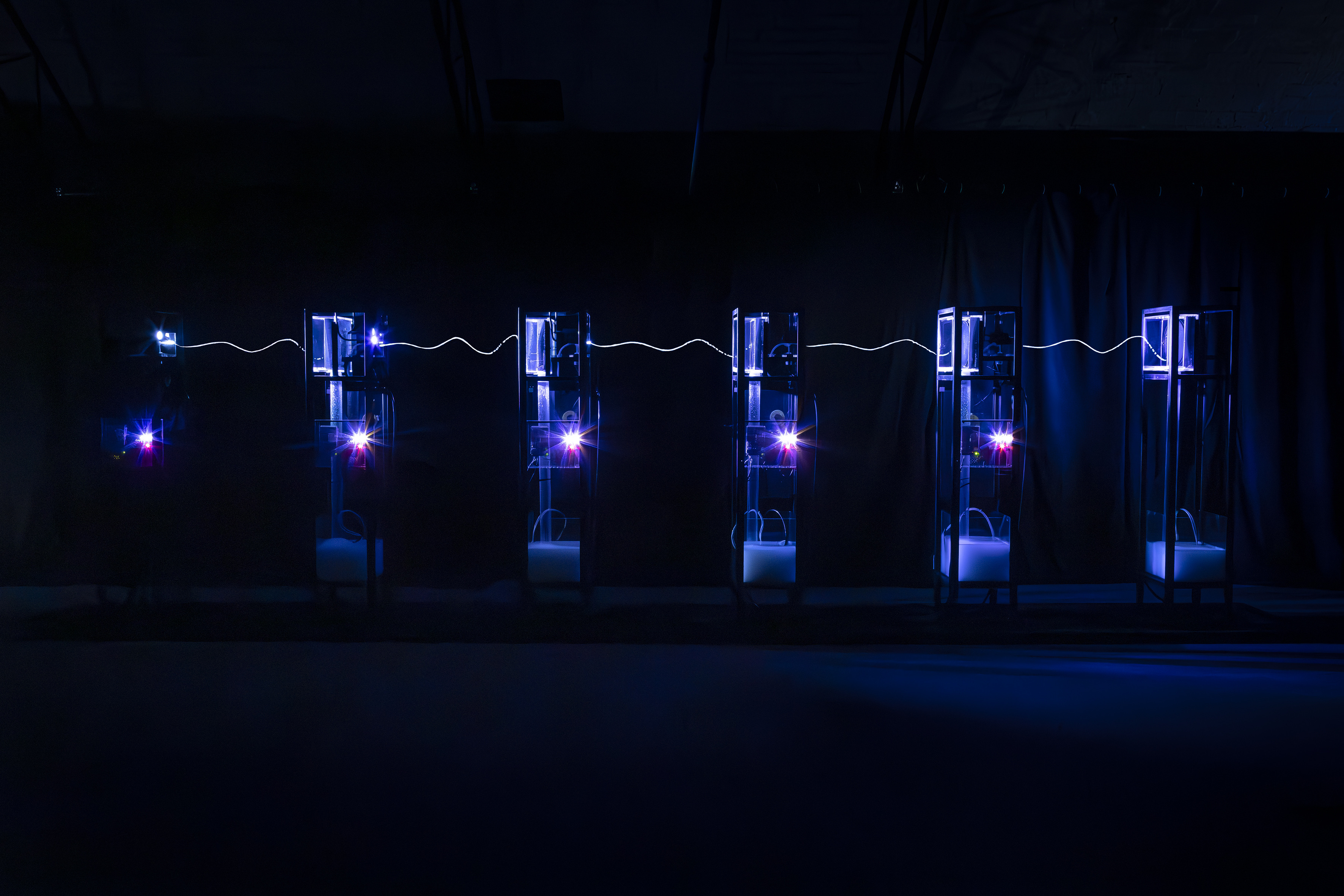 Elektrische Lichtinstallation von Alexis Choplain – selbstgebaute Synthesizer erzeugen leuchtende Choreografien