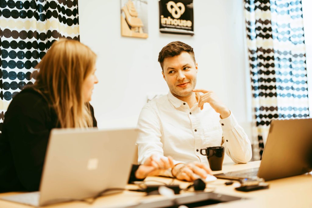 SDR:t keskustelemassa työpöydän äärellä työhuoneessa toimistolla.