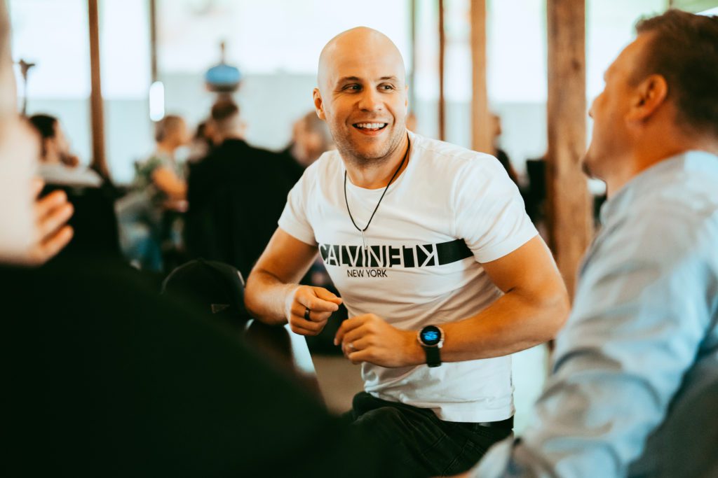 Shamil Seifulla keskustelee kollegan kanssa Inhousen syksyn kick-offissa otetussa kuvassa