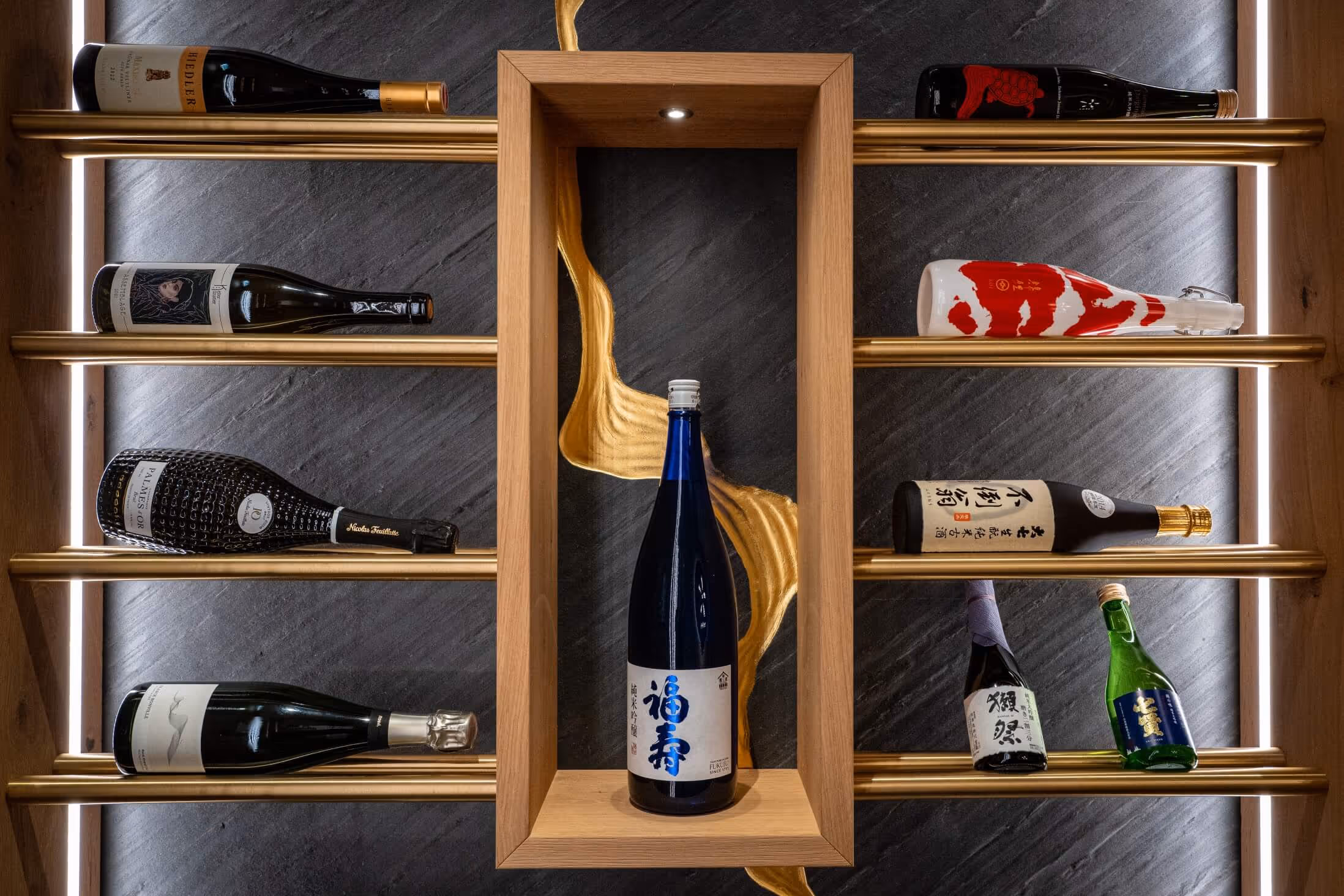 Weinregal mit seltenen Wein- und Sakeflaschen, im Keller des Nashi Dining nahe der Krämerbrücke in Erfurt.