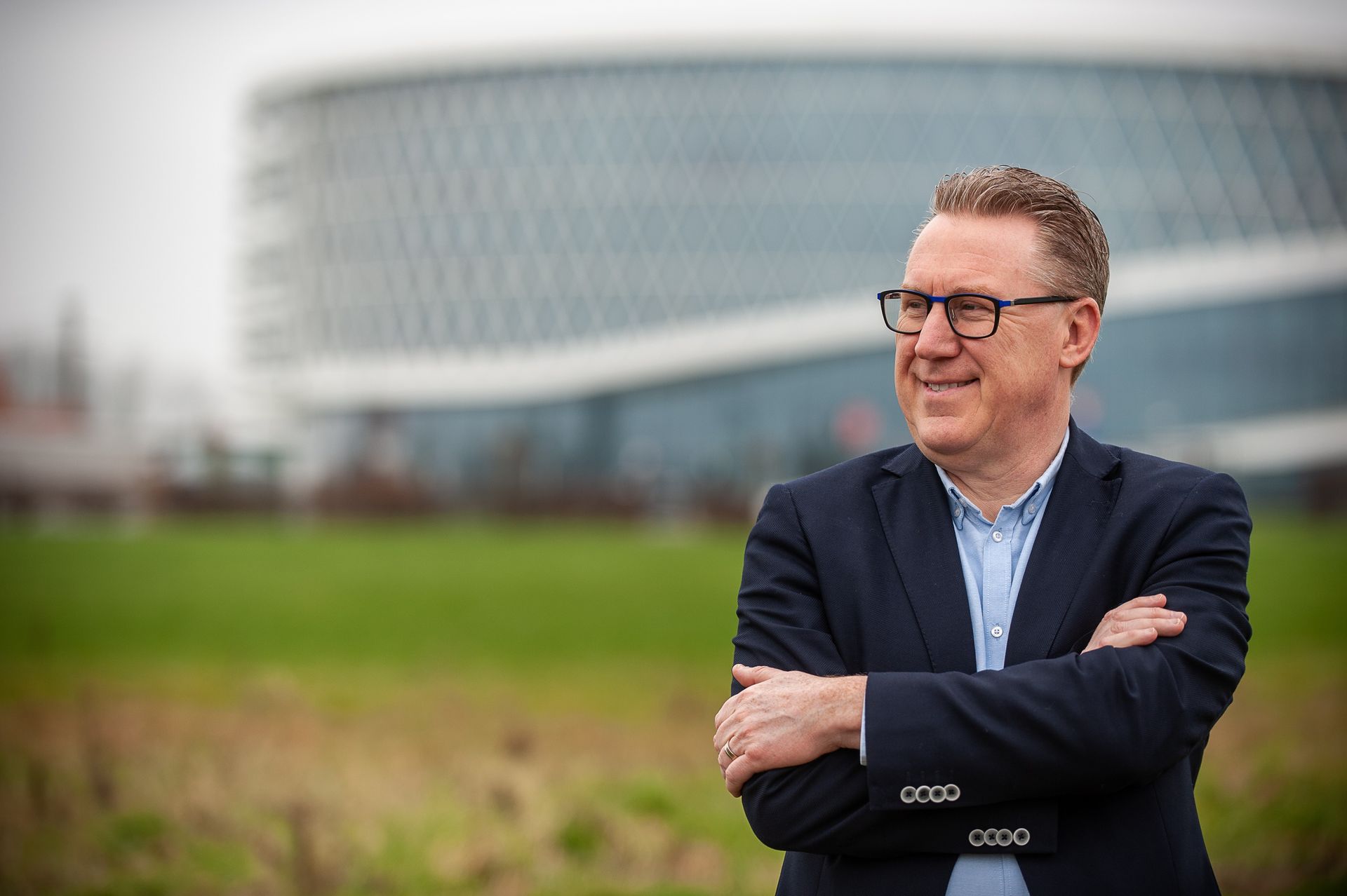 Koen Mylle voor het gebouw van AI Plaza