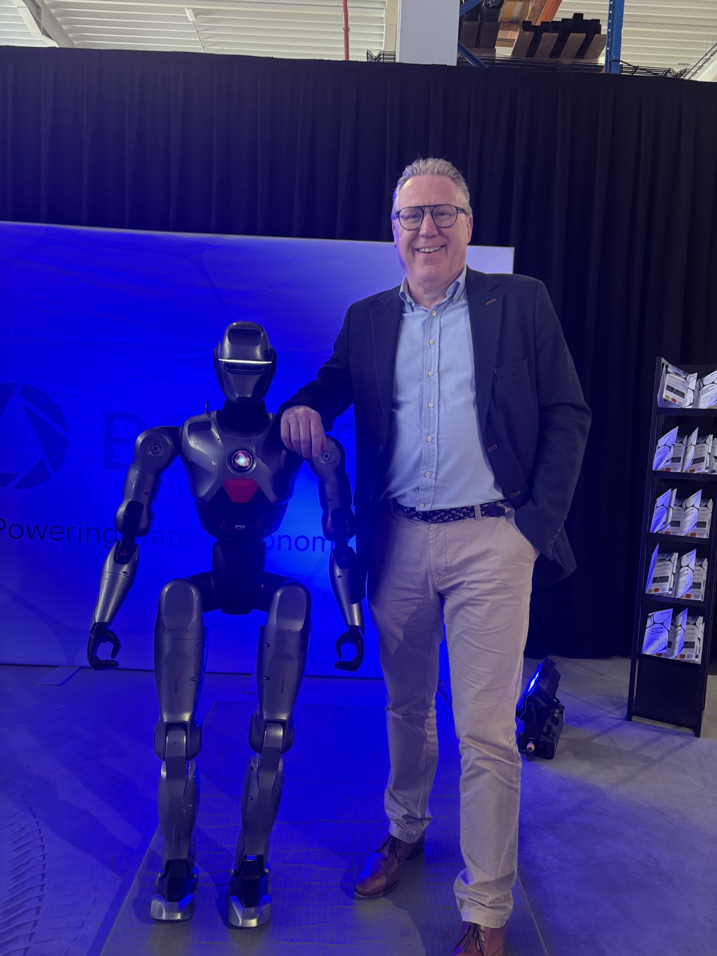 Koen Mylle met een humanoïde robot — AI Plaza