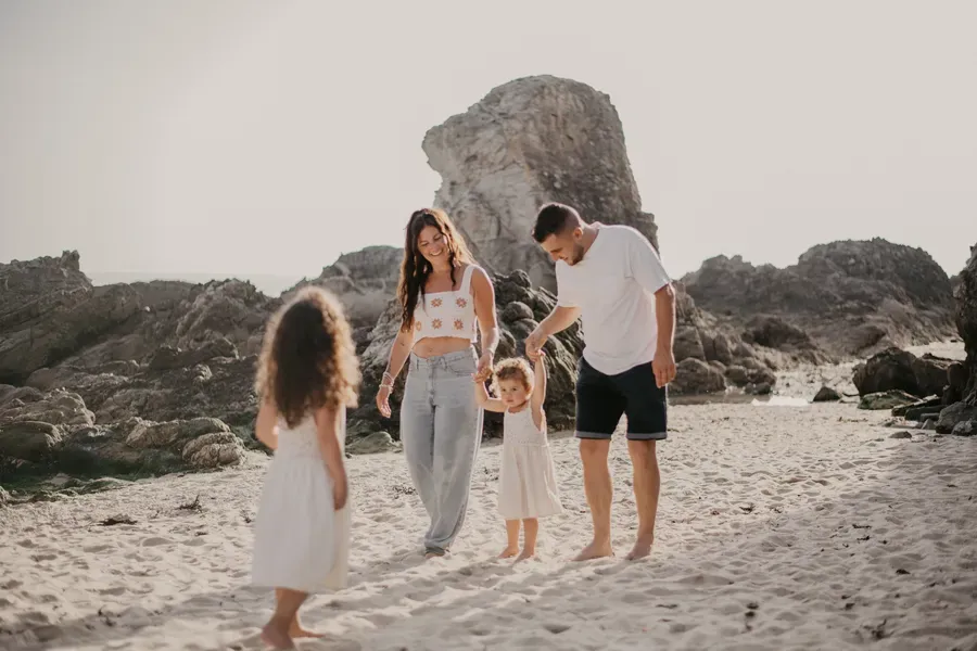 Photographe famille Loire-Atlantique — famille en bord de mer s'amusant avec les enfants
