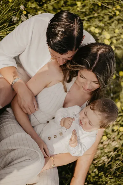 Photographe famille Loire-Atlantique — câlin enfant-parent sur l'herbe