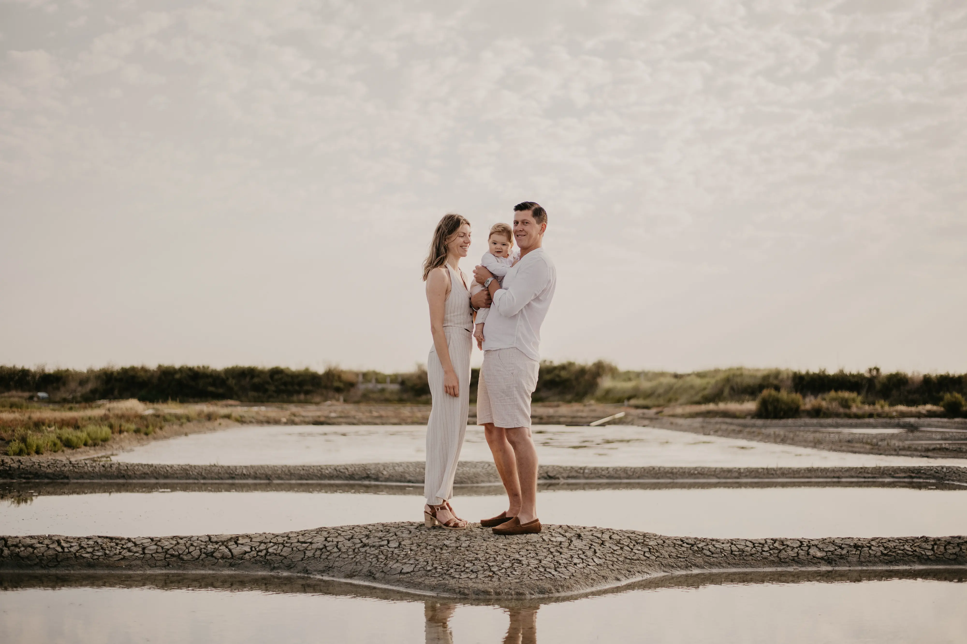Photographe famille Loire-Atlantique — couple portant leur bébé en extérieur