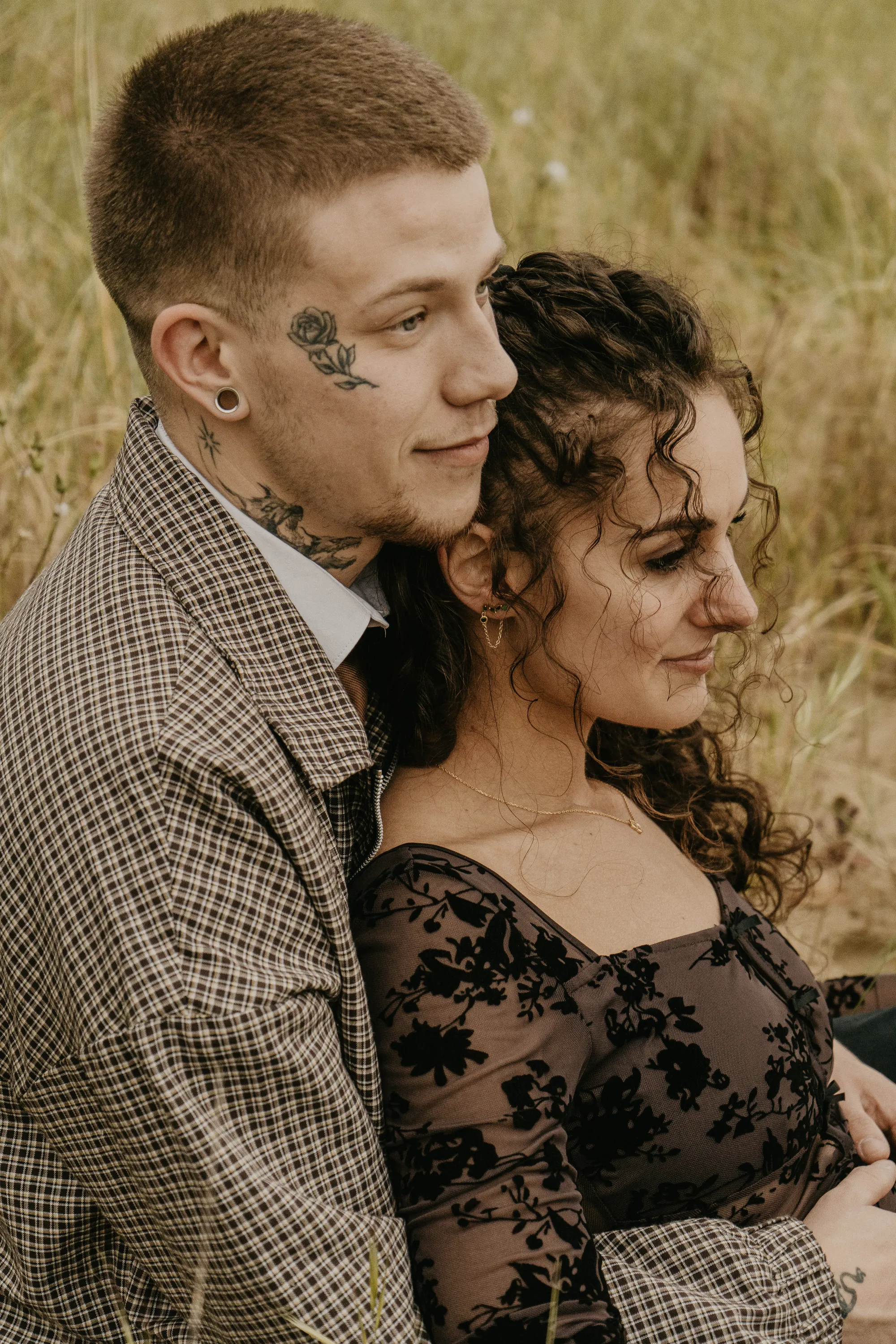 Photographe famille Loire-Atlantique — couple se tenant dans les bras, dans un champ