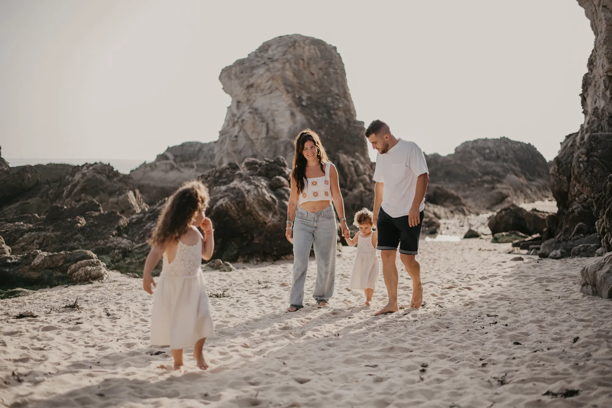 Photographe famille Loire-Atlantique — parents et enfants s'amusant en bord de mer