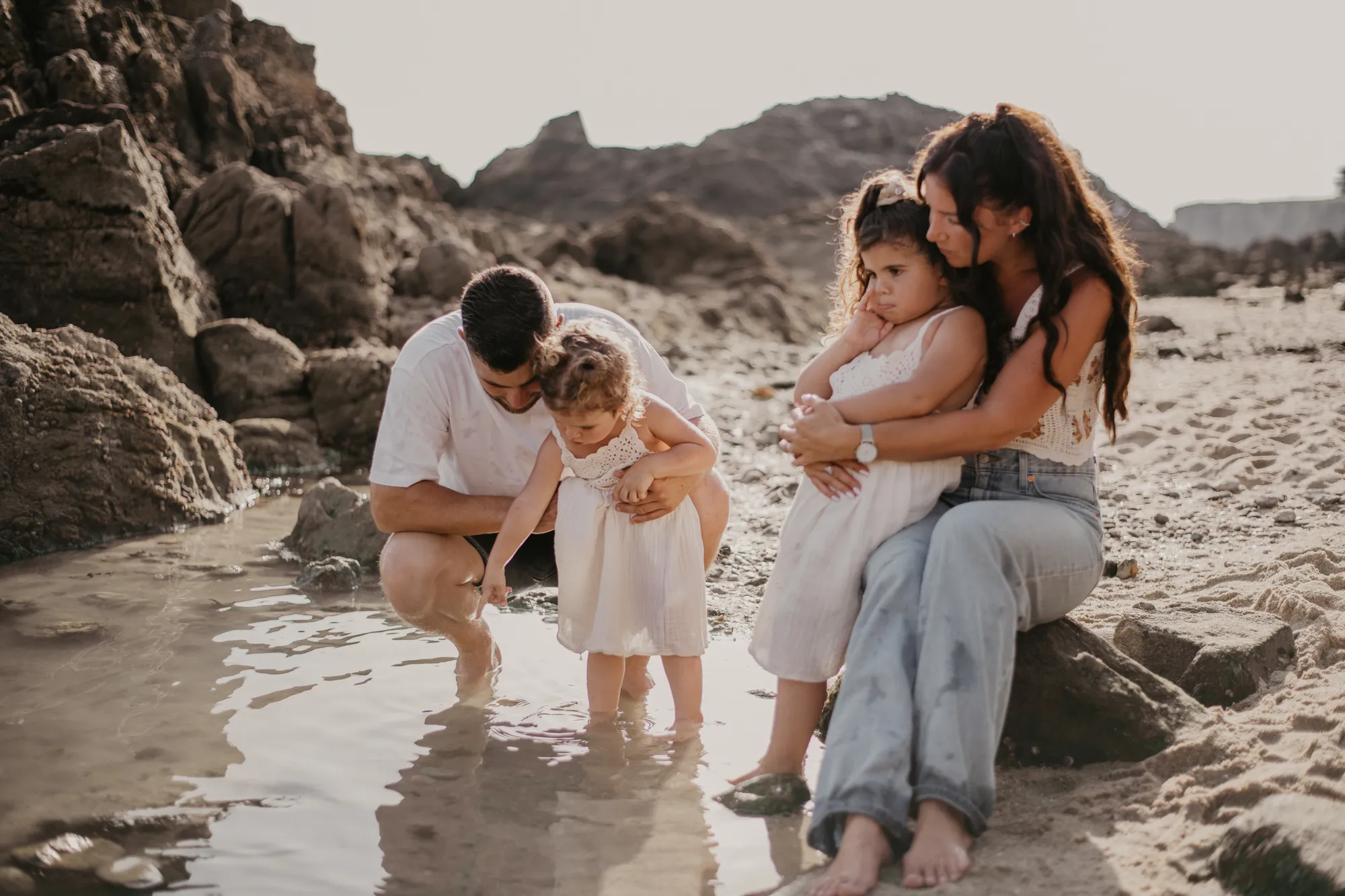Photographe famille Loire-Atlantique - parents et enfants assis en bord de plage