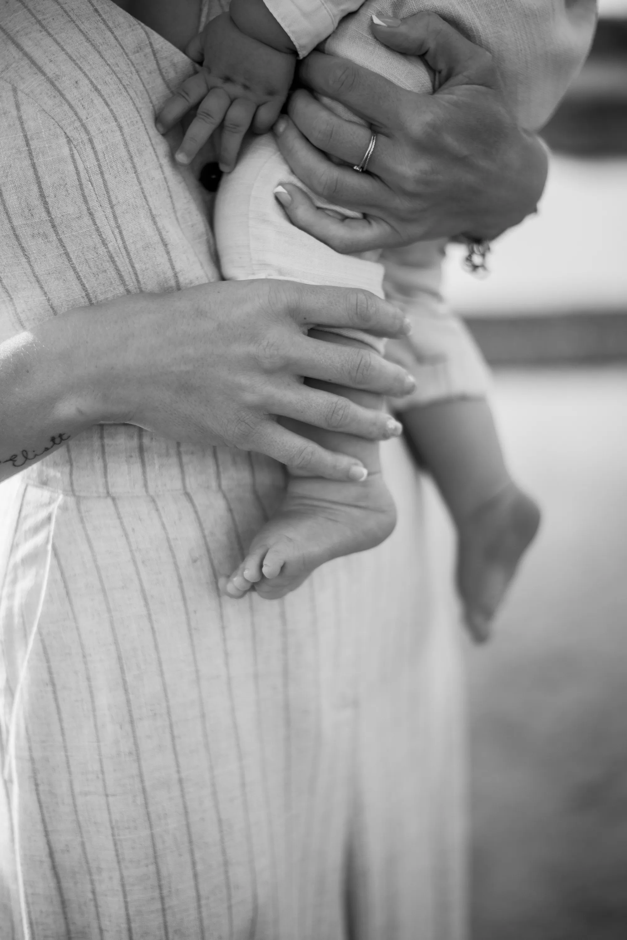 Photographe maternité Loire-Atlantique — maman tenant son enfant dans les bras