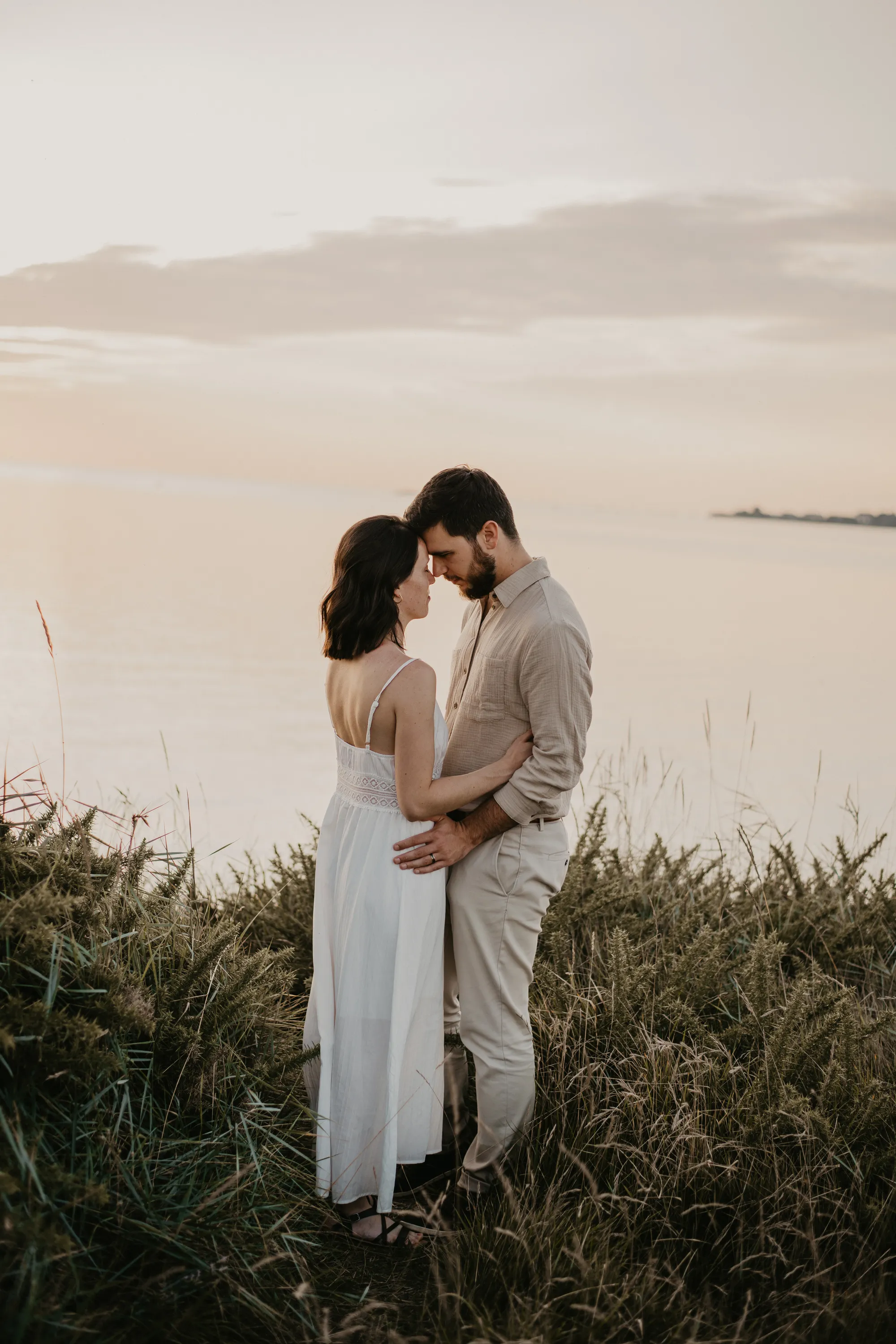Photographe mariage Loire-Atlantique — mariés se faisant un câlin en bord de falaise