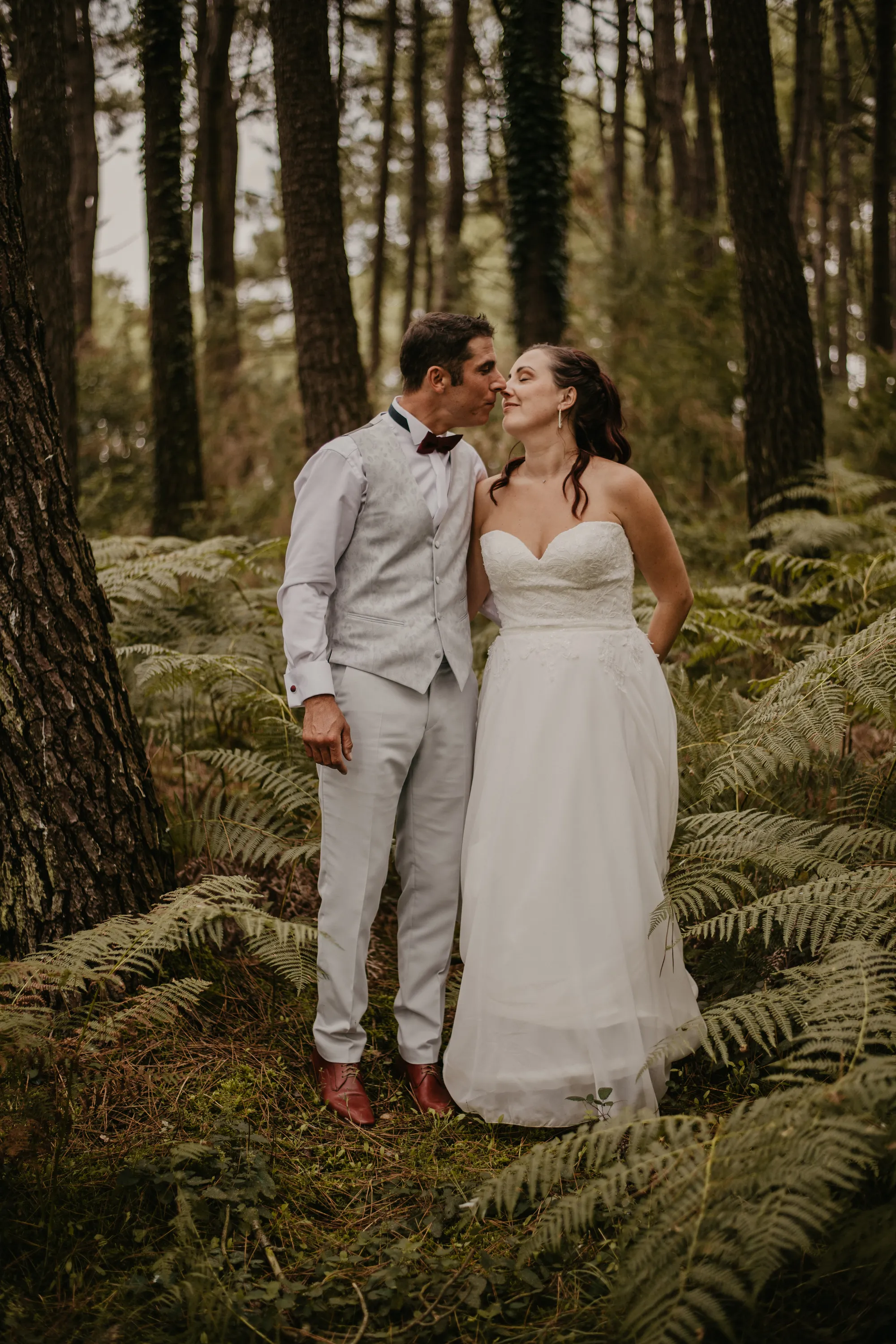 Photographe mariage Loire-Atlantique — mariés s'embrassant dans la forêt