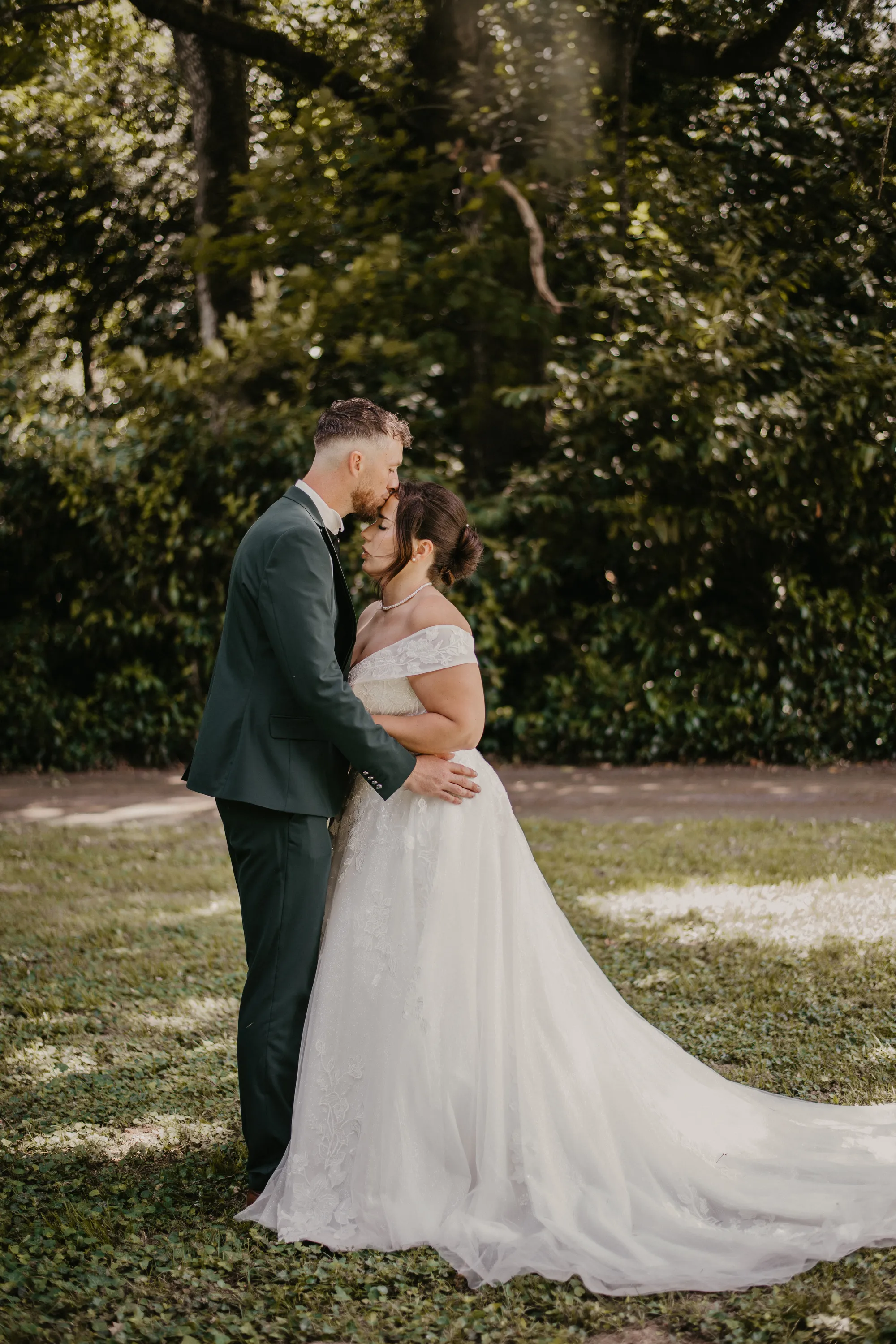Photographe mariage Loire-Atlantique — marié faisant un baiser sur le front de la mariée