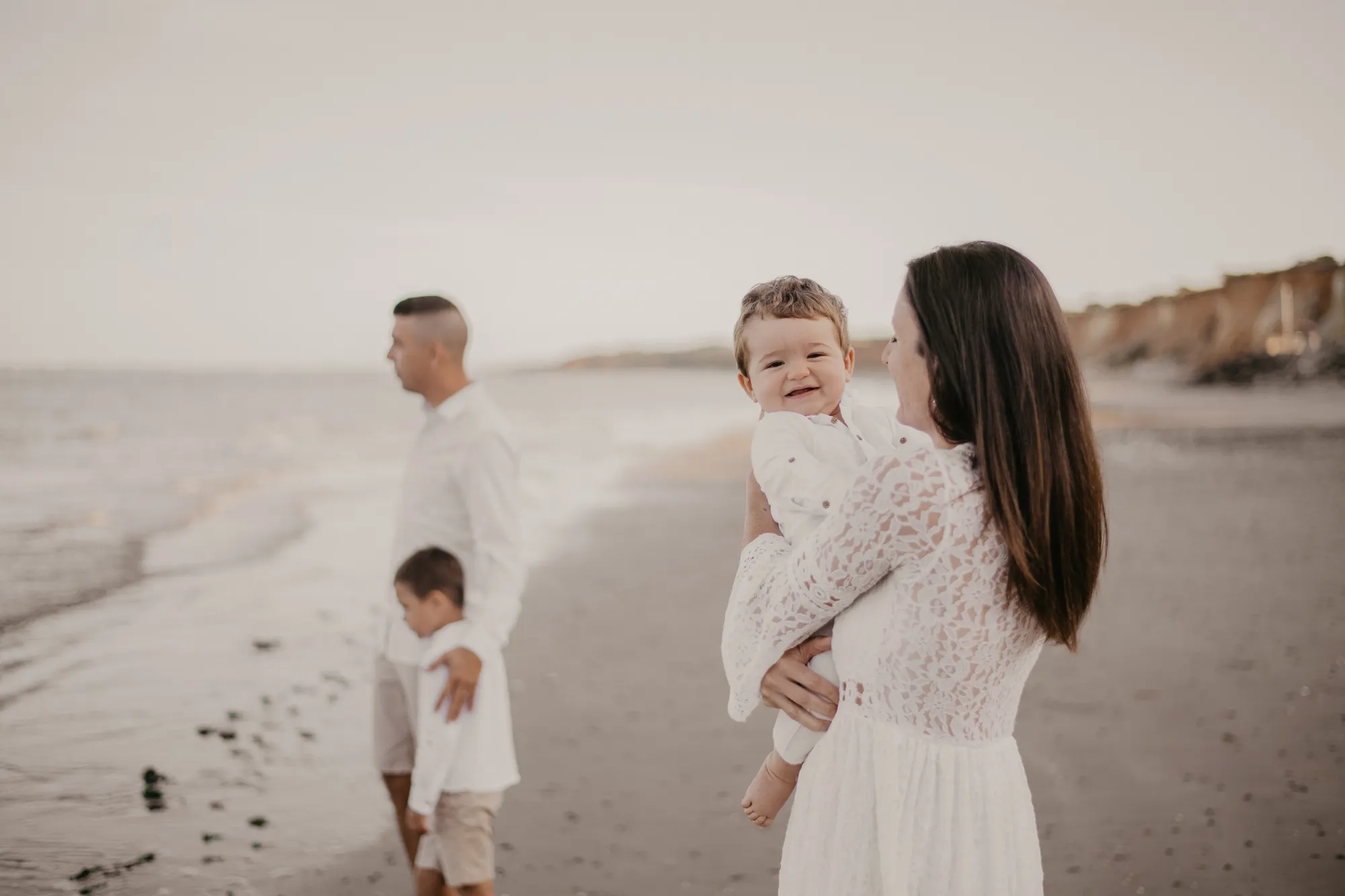 Photographe famille Loire-Atlantique — famille en bord de plage
