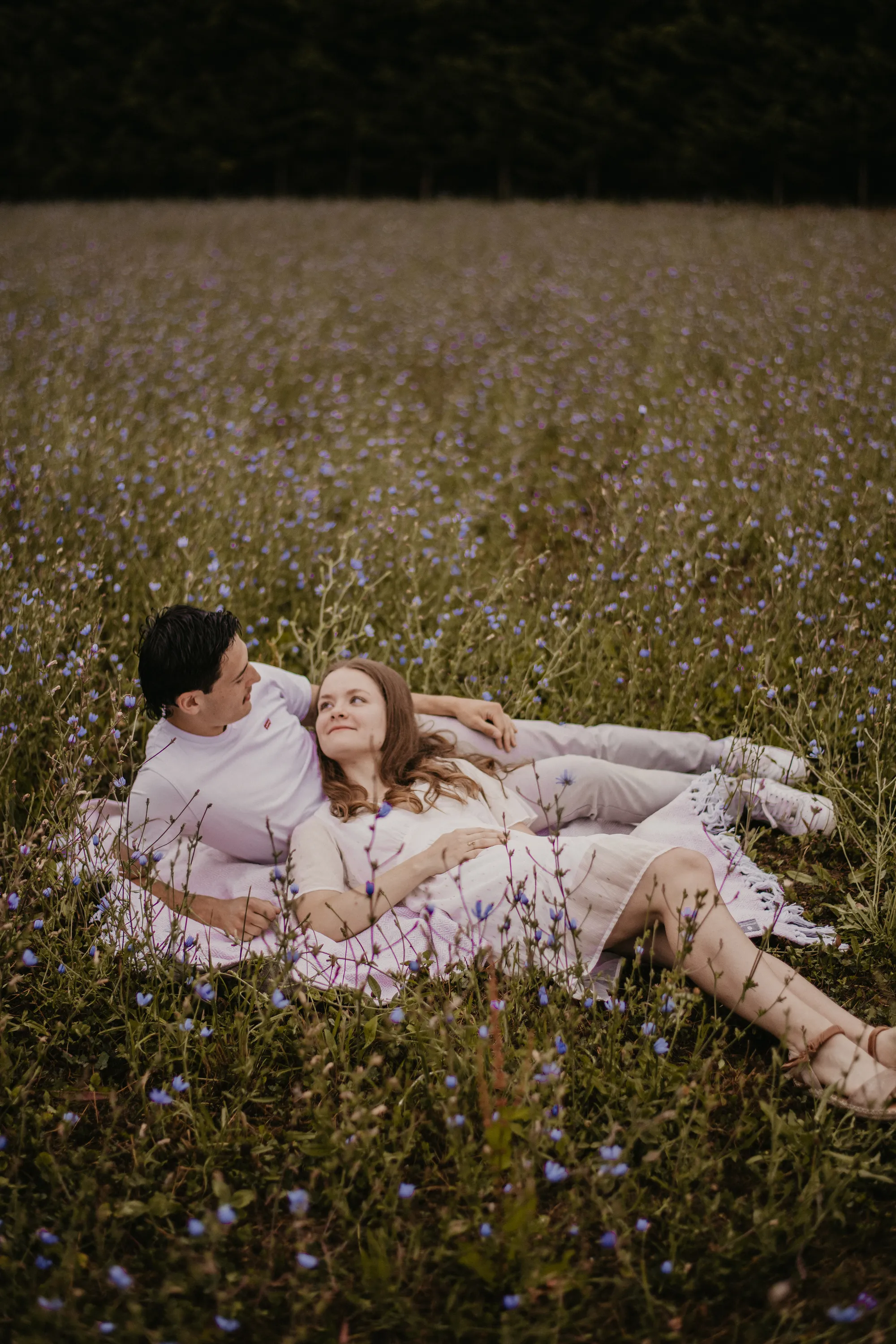 Photographe famille Loire-Atlantique — couple allongé dans un champs de fleurs violette