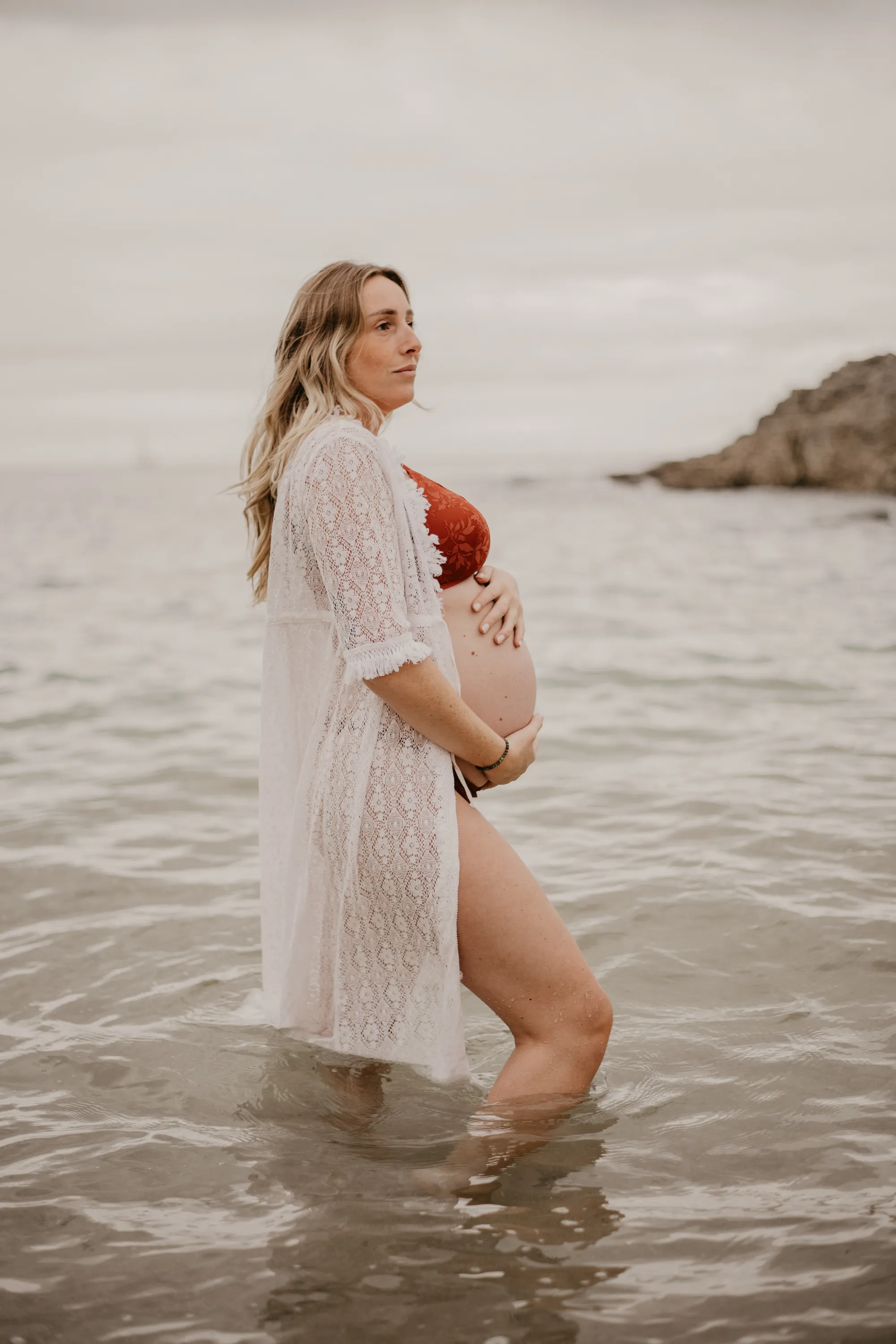 Photographe maternité Loire-Atlantique — femme enceinte les pieds dans la mer
