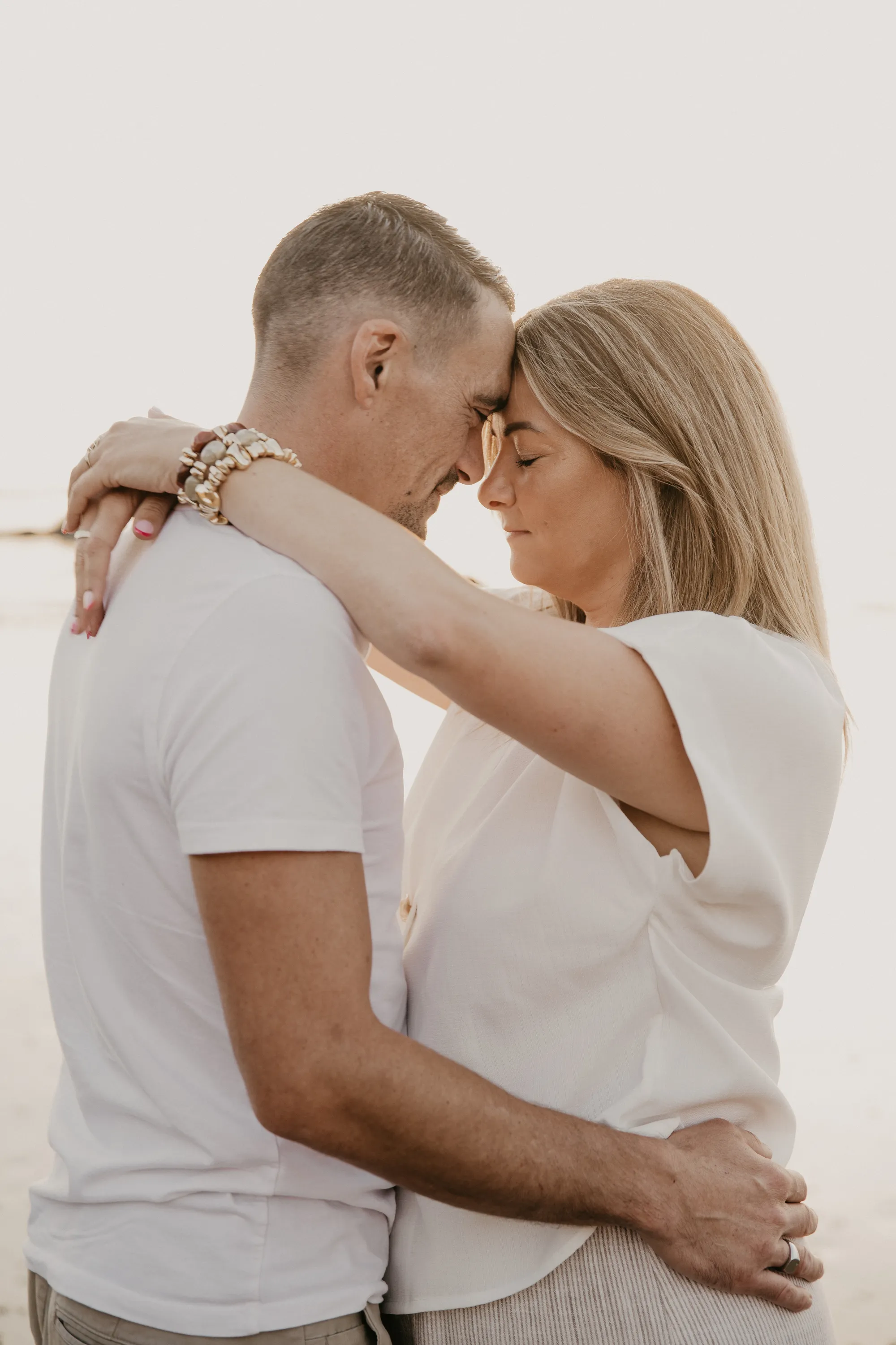 Photographe famille Loire-Atlantique — couple se faisant un câlin